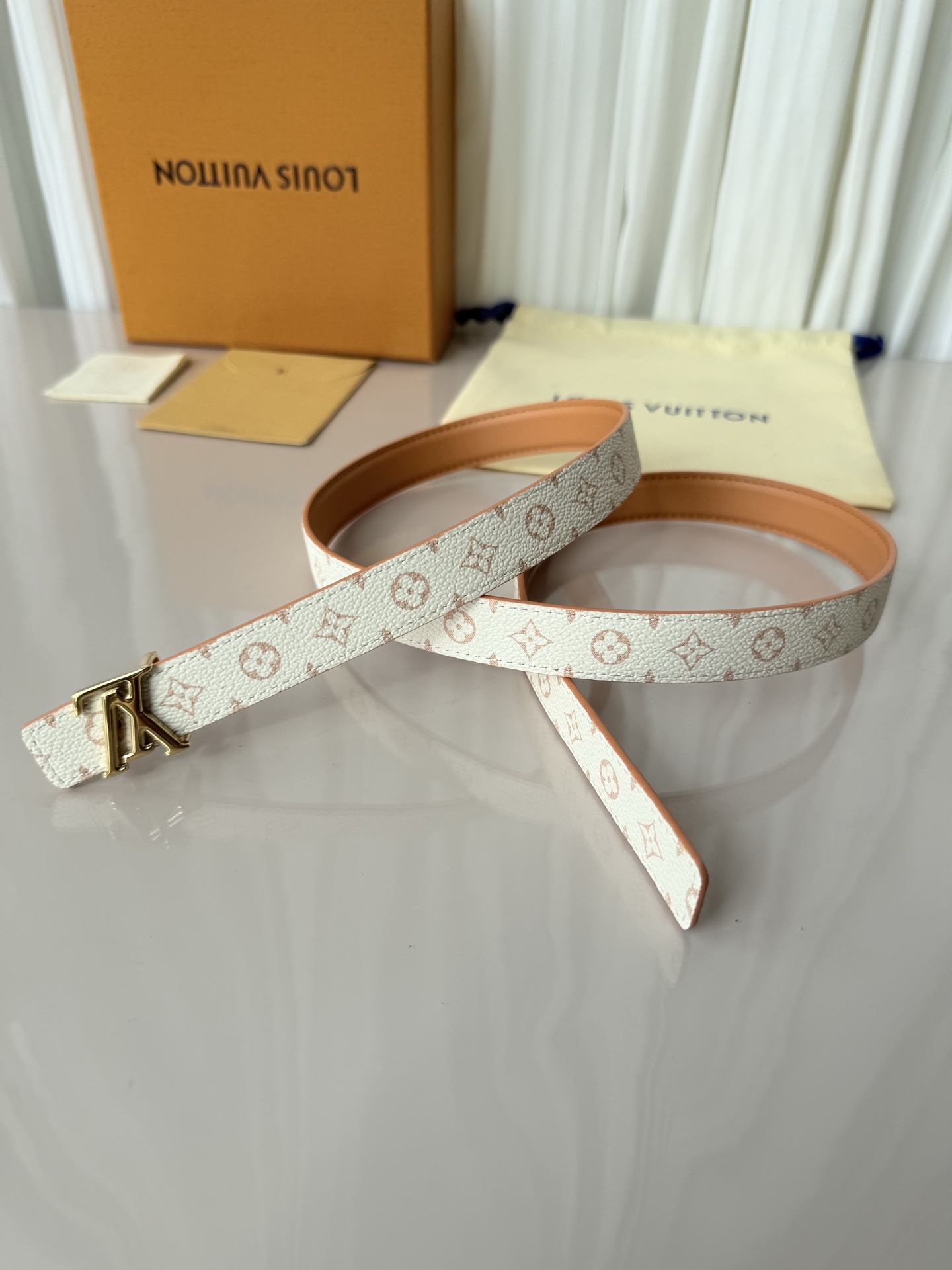 2.0宽 LV Mini Flowergram 双面腰带取材 Monogram 帆布和缝线皮革，以尖瓣 