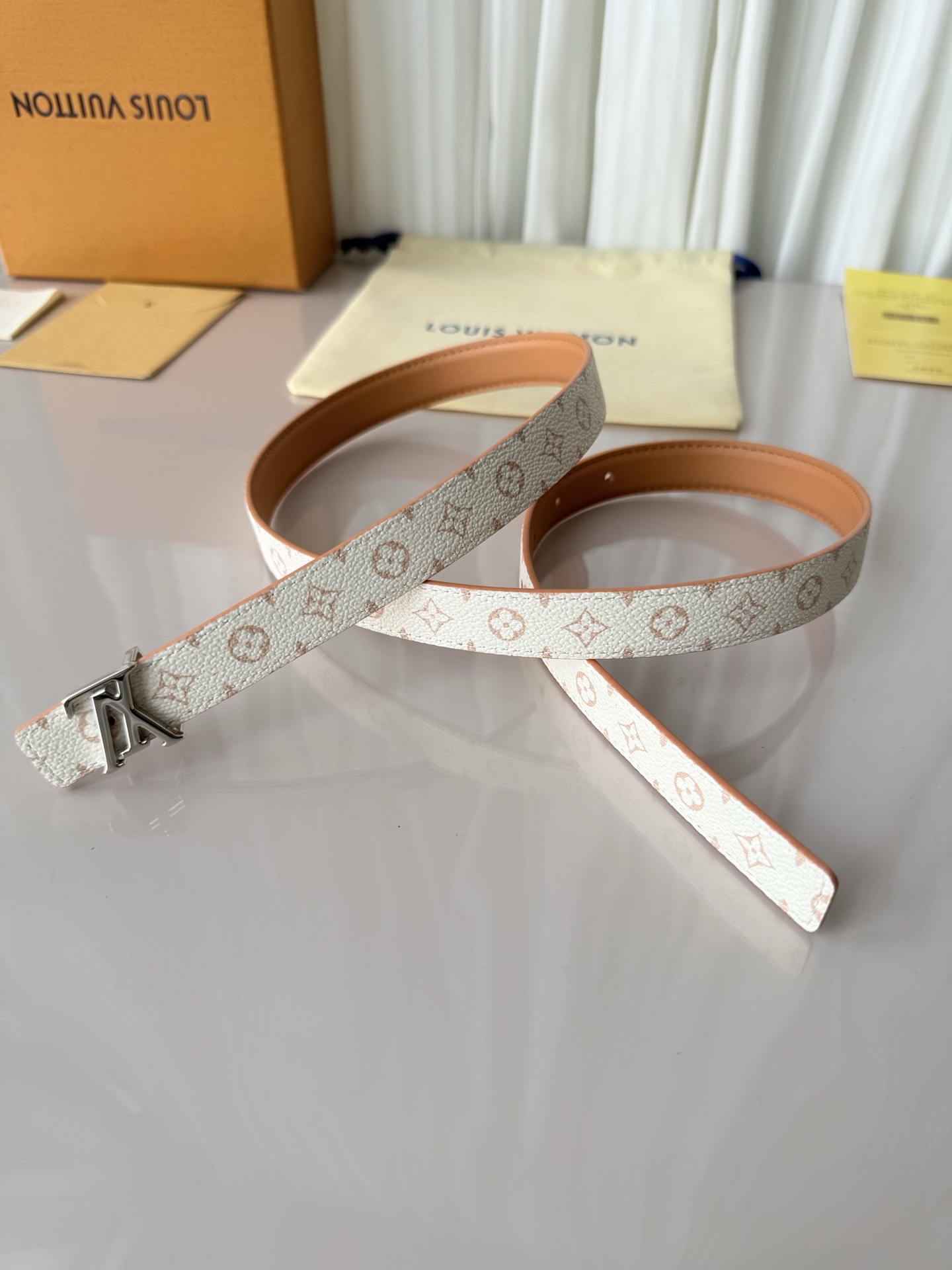 2.0宽 LV Mini Flowergram 双面腰带取材 Monogram 帆布和缝线皮革，以尖瓣 