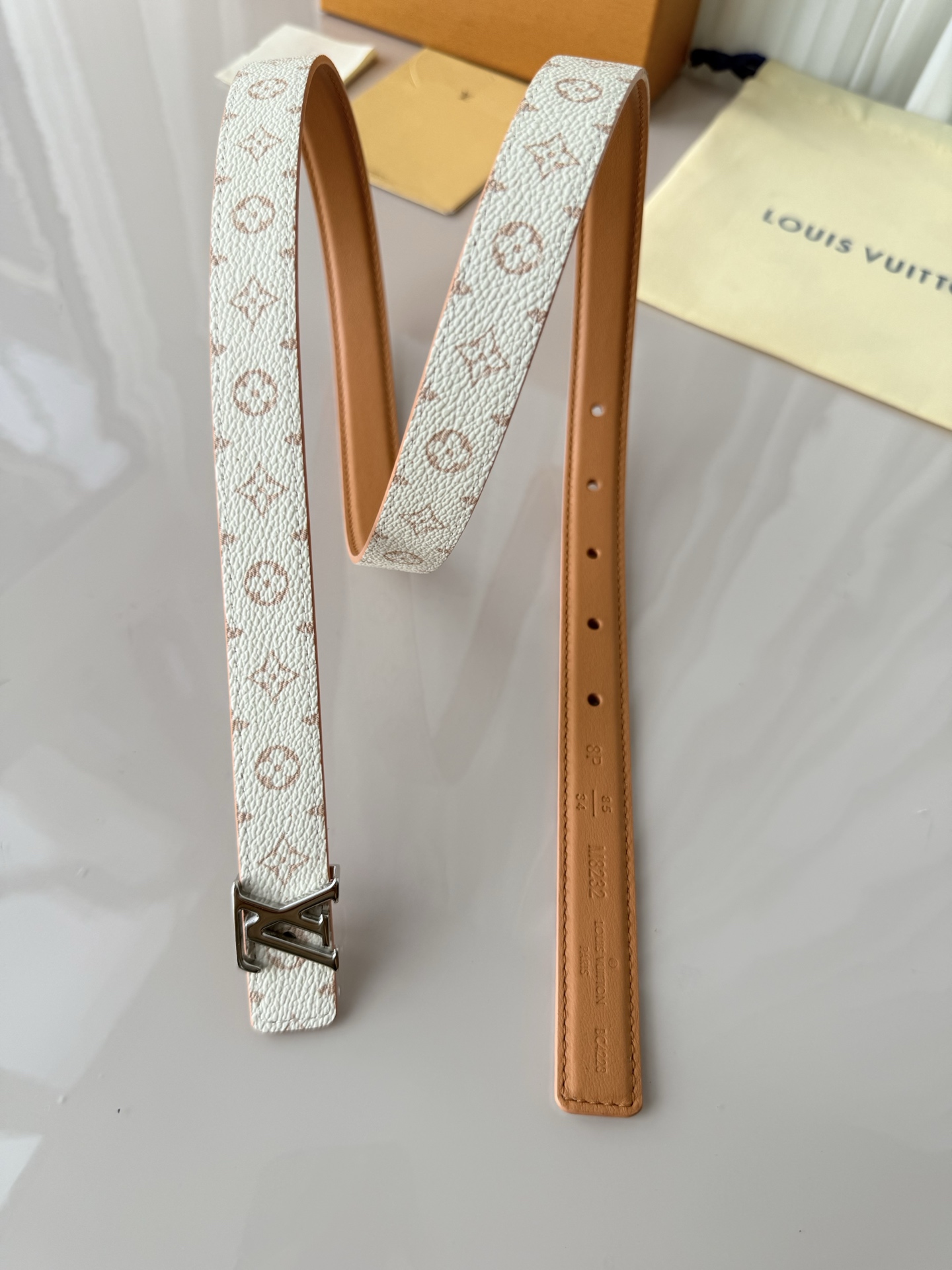2.0宽 LV Mini Flowergram 双面腰带取材 Monogram 帆布和缝线皮革，以尖瓣 