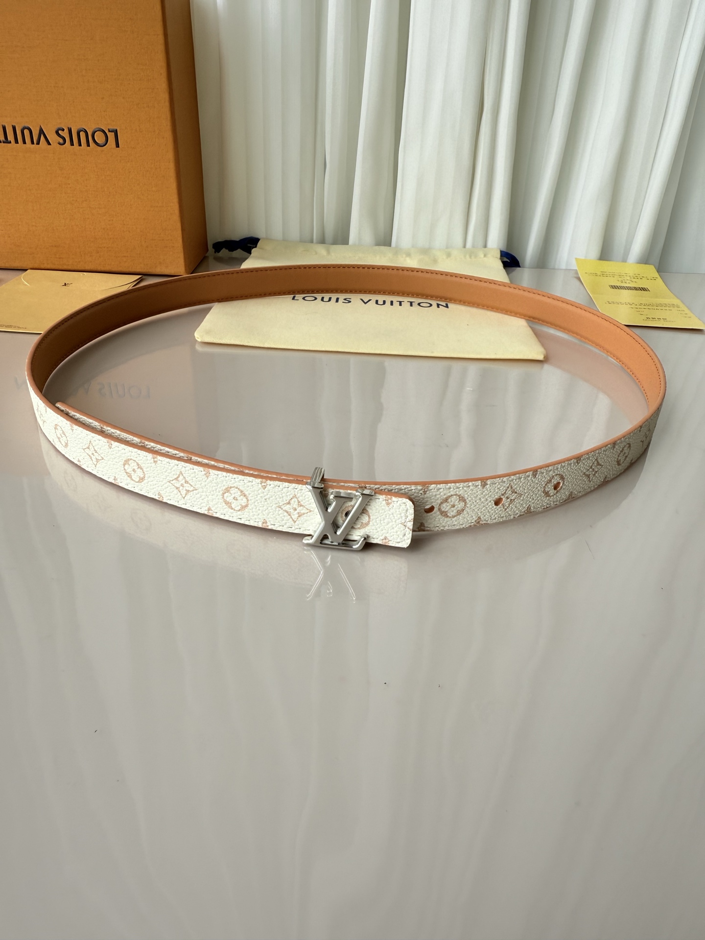 2.0宽 LV Mini Flowergram 双面腰带取材 Monogram 帆布和缝线皮革，以尖瓣 