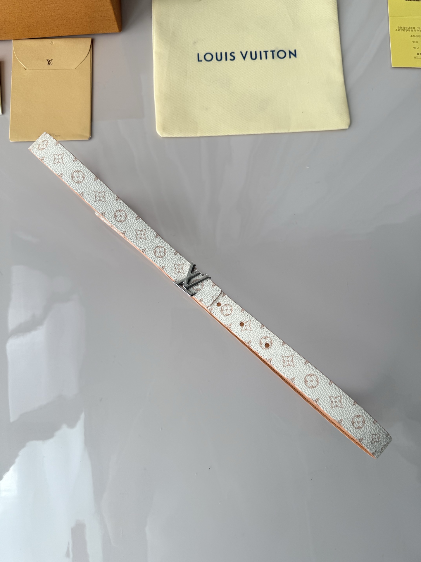 2.0宽 LV Mini Flowergram 双面腰带取材 Monogram 帆布和缝线皮革，以尖瓣 
