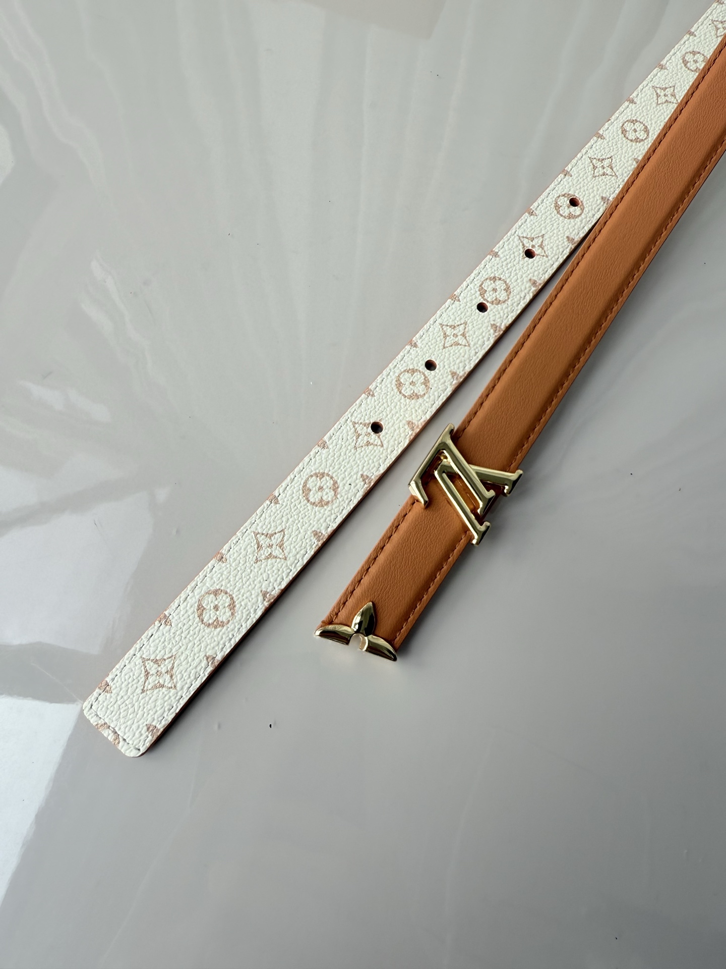 2.0宽 LV Mini Flowergram 双面腰带取材 Monogram 帆布和缝线皮革，以尖瓣 