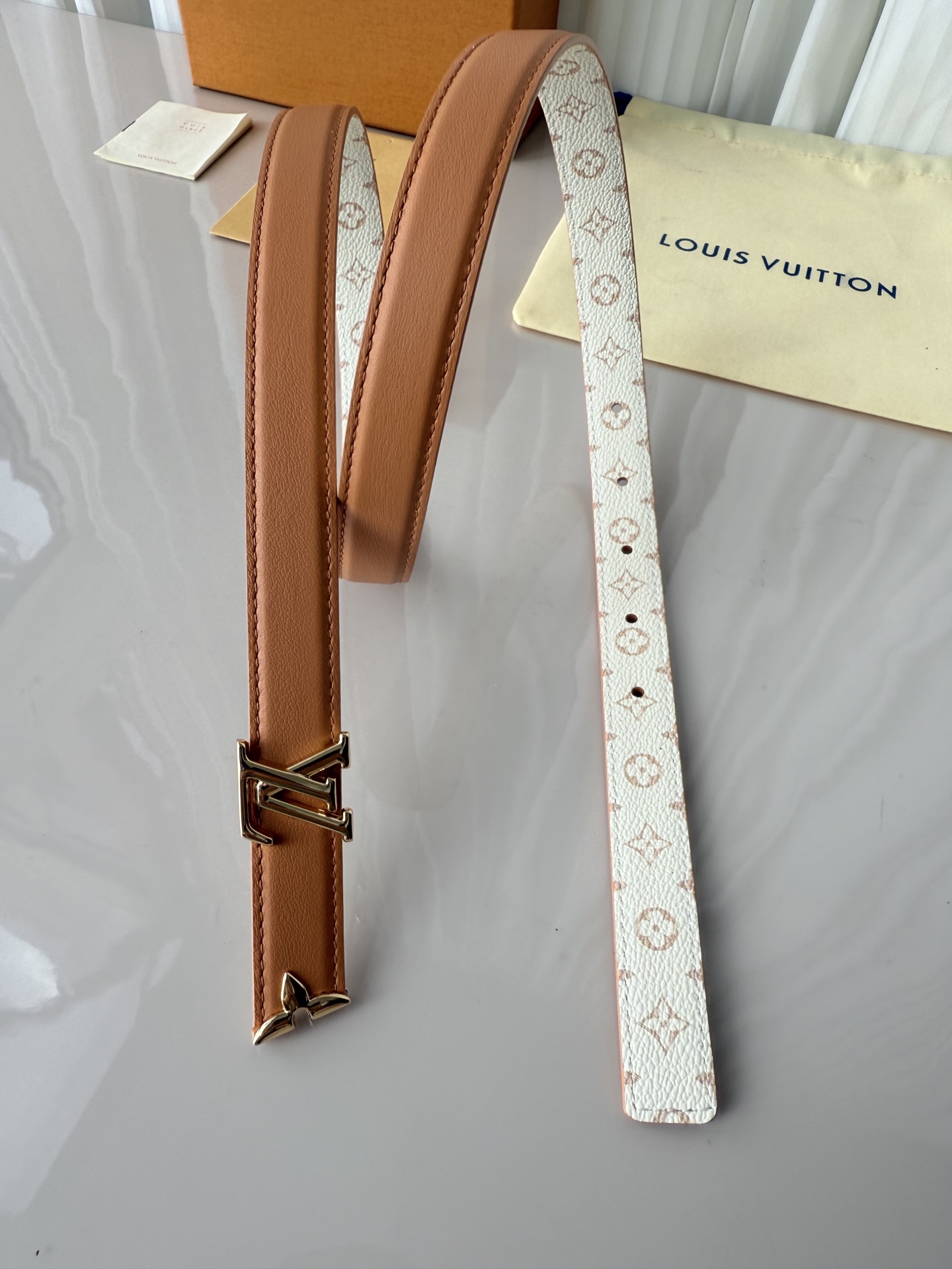 2.0宽 LV Mini Flowergram 双面腰带取材 Monogram 帆布和缝线皮革，以尖瓣 