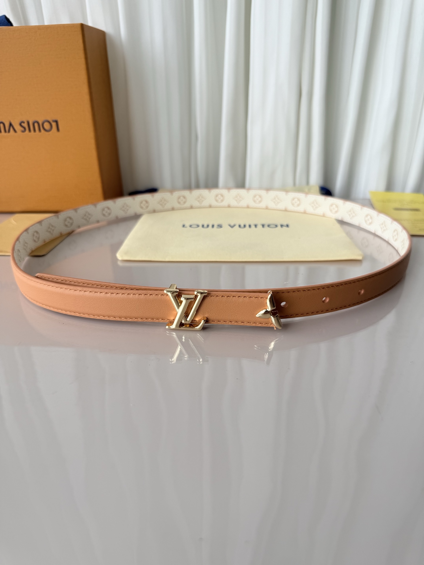 2.0宽 LV Mini Flowergram 双面腰带取材 Monogram 帆布和缝线皮革，以尖瓣 