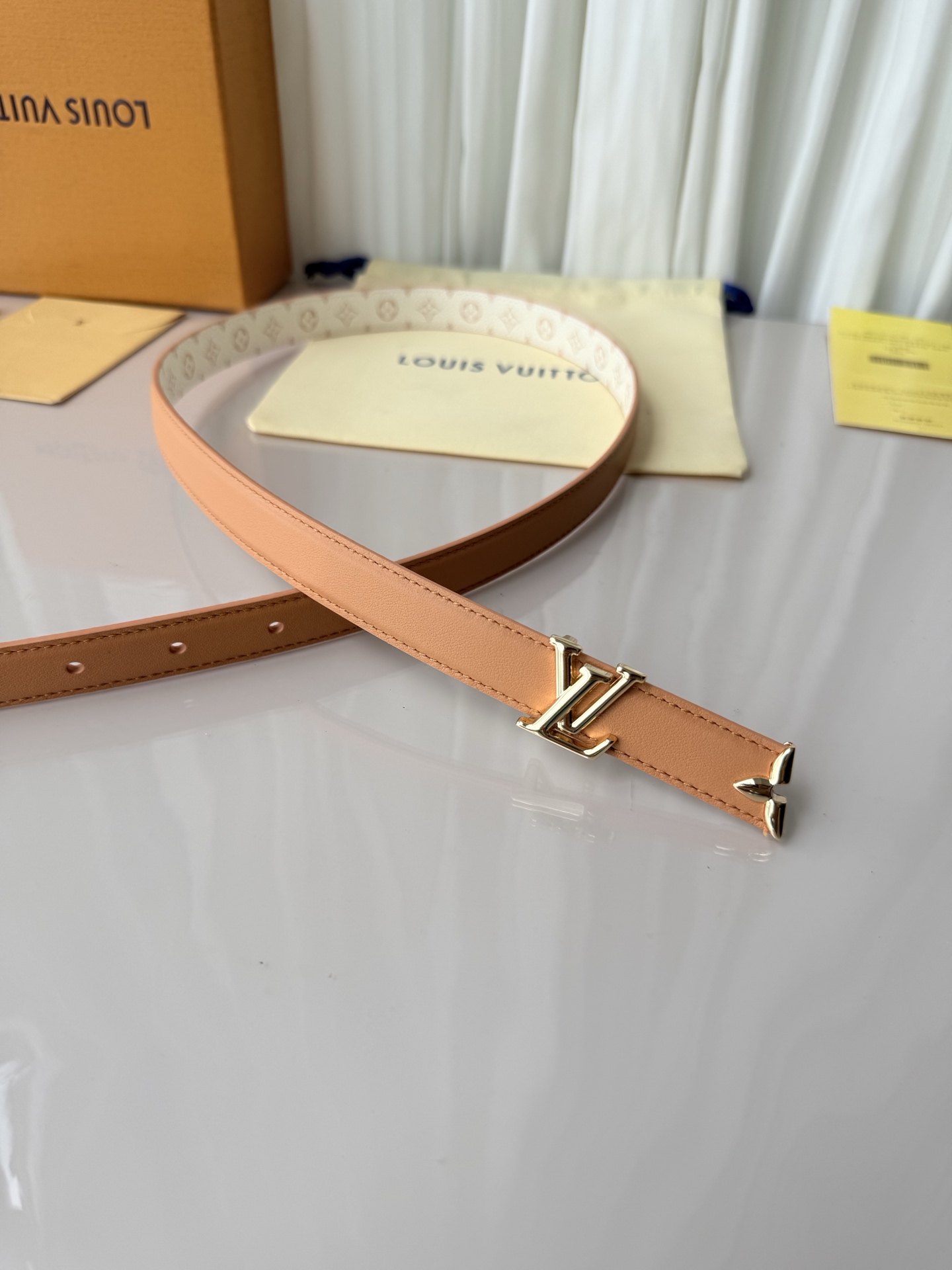 2.0宽 LV Mini Flowergram 双面腰带取材 Monogram 帆布和缝线皮革，以尖瓣 