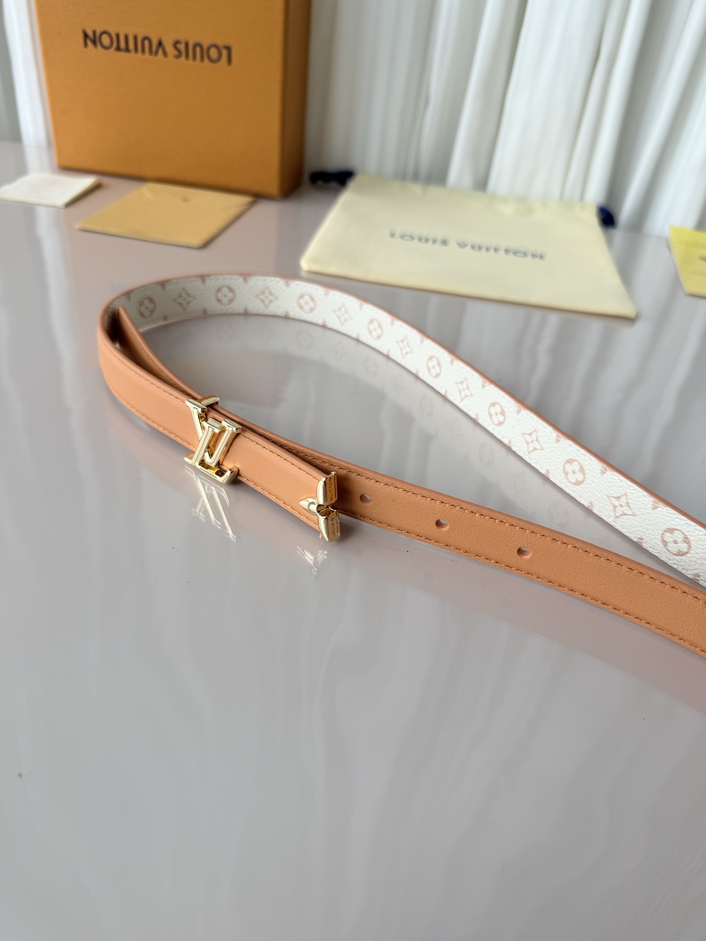 2.0宽 LV Mini Flowergram 双面腰带取材 Monogram 帆布和缝线皮革，以尖瓣 