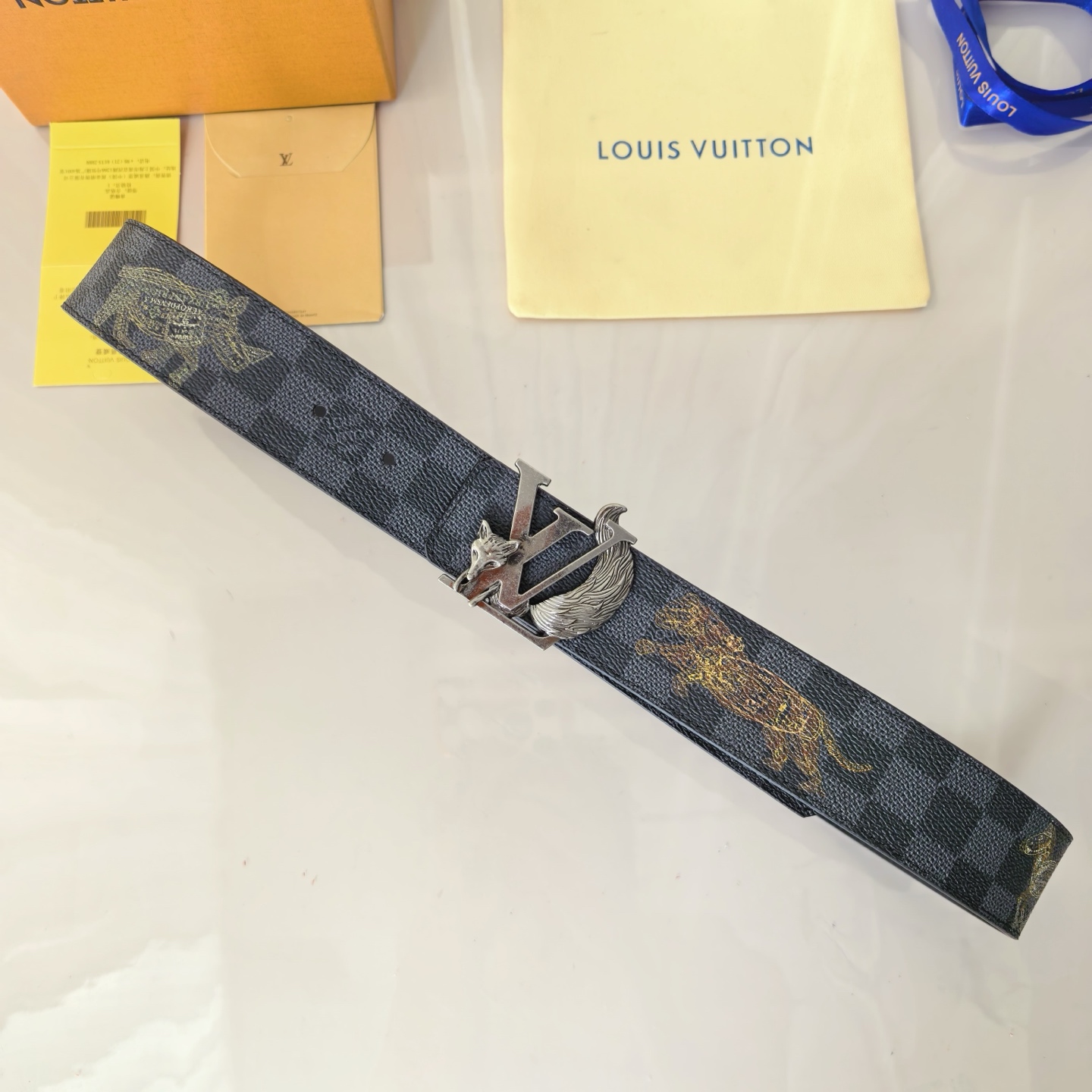 寬度:40mm本款Lv lnitiales雙面腰帶以繽紛色彩渲染經典Damier帆布,翻轉即現Dami 寬度:40mm本款Lv lnitiales雙面腰帶以繽紛色彩渲染經典Damier帆布,翻轉即現Dami