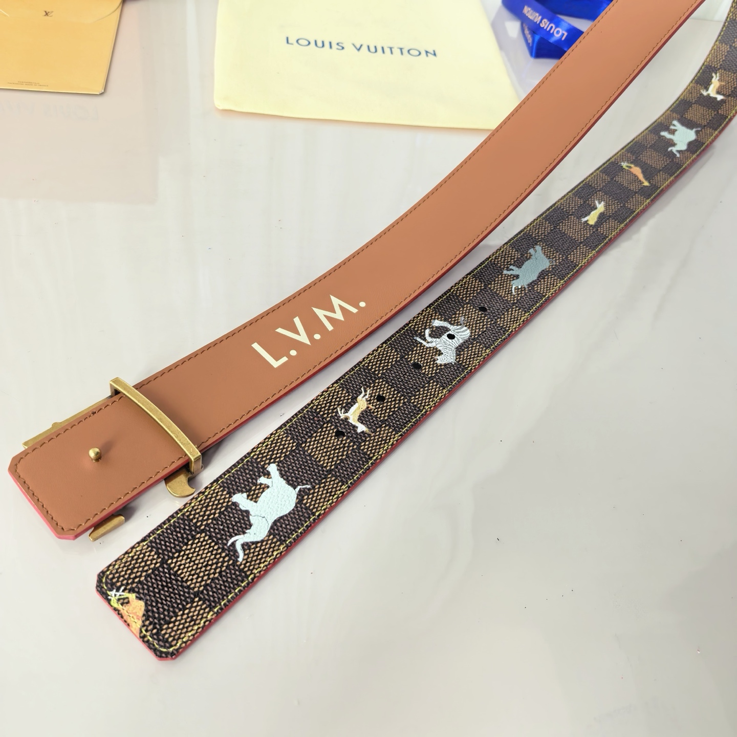 寬度：40mm本款Lv  lnitiales雙面腰帶以繽紛色彩渲染經典Damier帆布，翻轉即現Dami