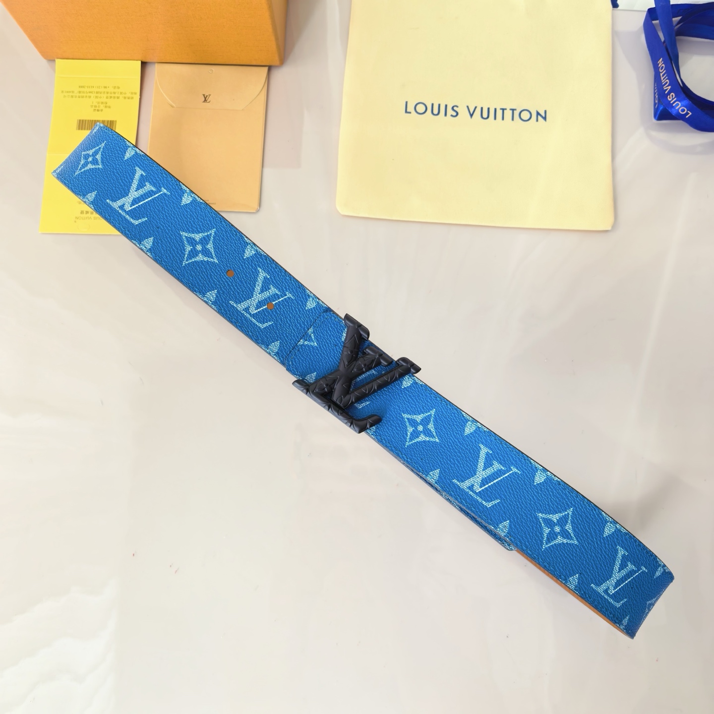 寬度：40mm本款Lv  lnitiales雙面腰帶以繽紛色彩渲染經典Damier帆布，翻轉即現Dami