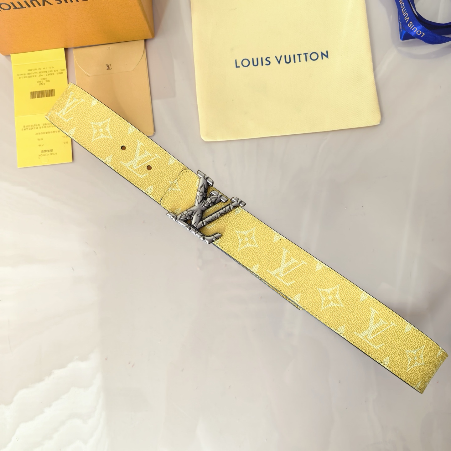 寬度：40mm本款Lv  lnitiales雙面腰帶以繽紛色彩渲染經典Damier帆布，翻轉即現Dami