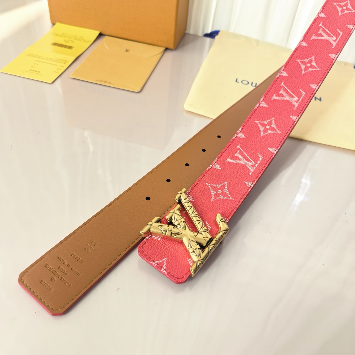寬度：40mm本款Lv  lnitiales雙面腰帶以繽紛色彩渲染經典Damier帆布，翻轉即現Dami