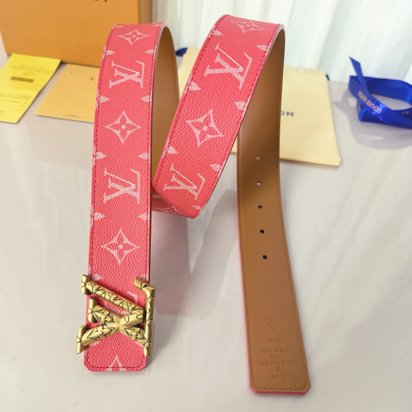 寬度：40mm本款Lv  lnitiales雙面腰帶以繽紛色彩渲染經典Damier帆布，翻轉即現Dami