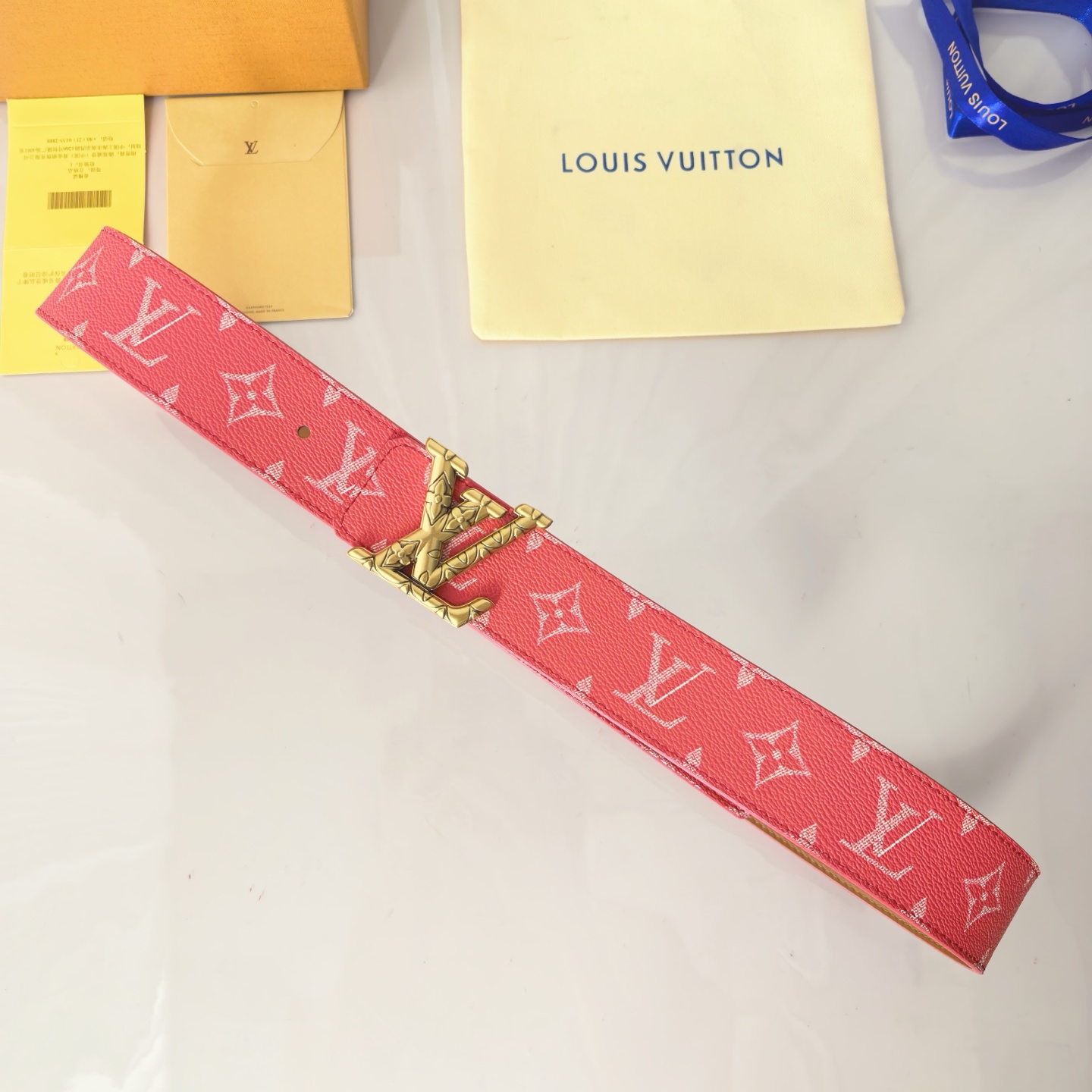 寬度：40mm本款Lv  lnitiales雙面腰帶以繽紛色彩渲染經典Damier帆布，翻轉即現Dami