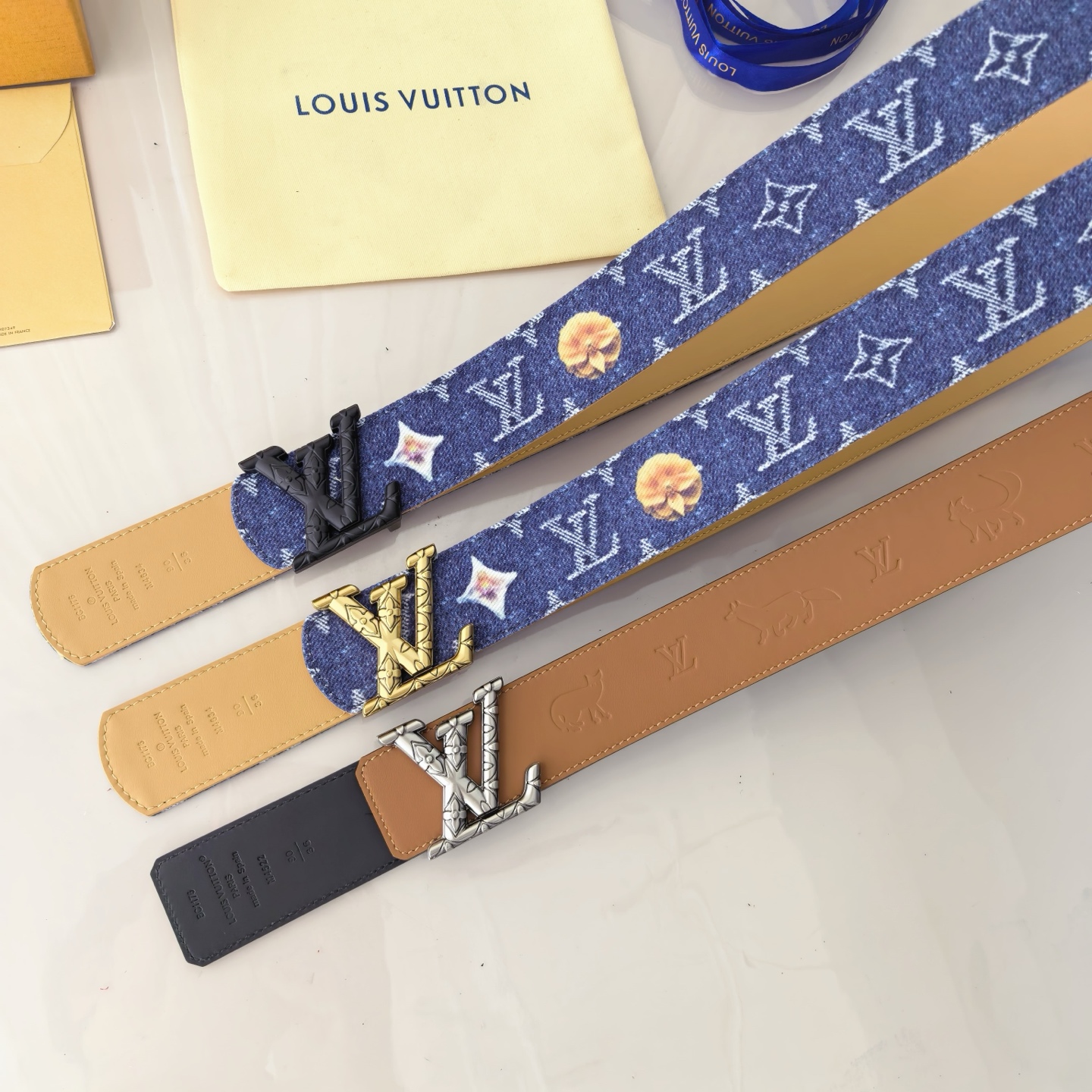 当季新款，正面：牛仔布材质，印有LV经典Monogram老花图案，并点缀彩色花卉印花，复古感拉满- 反面