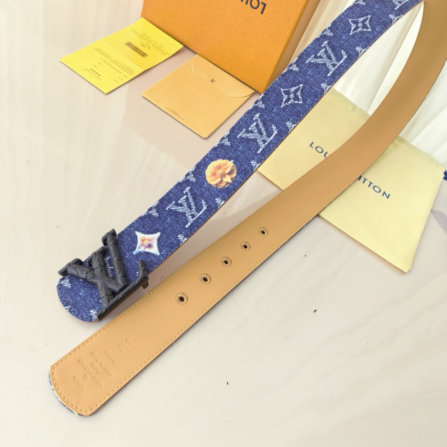 当季新款，正面：牛仔布材质，印有LV经典Monogram老花图案，并点缀彩色花卉印花，复古感拉满- 反面