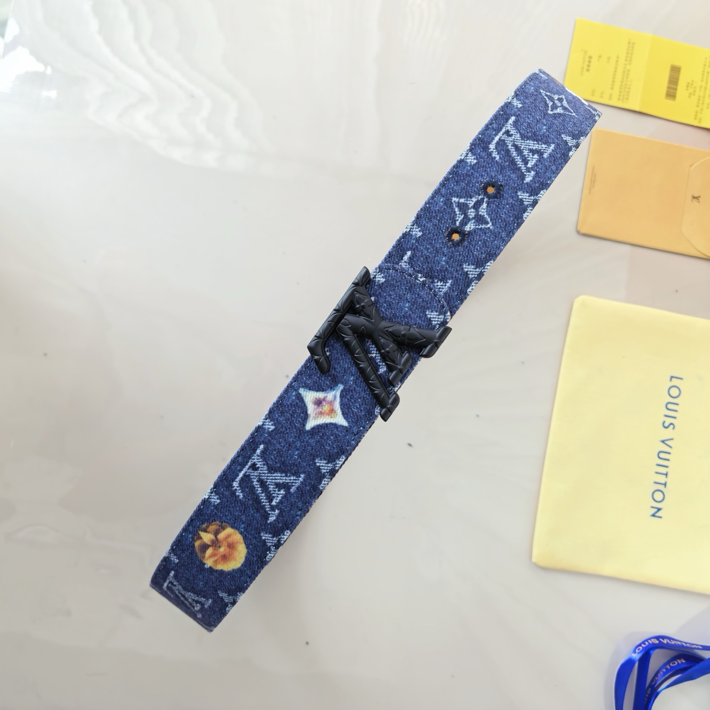 当季新款，正面：牛仔布材质，印有LV经典Monogram老花图案，并点缀彩色花卉印花，复古感拉满- 反面