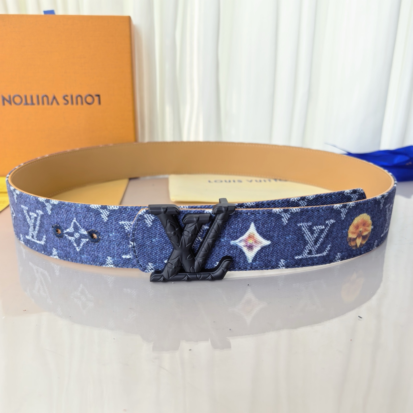 当季新款，正面：牛仔布材质，印有LV经典Monogram老花图案，并点缀彩色花卉印花，复古感拉满- 反面