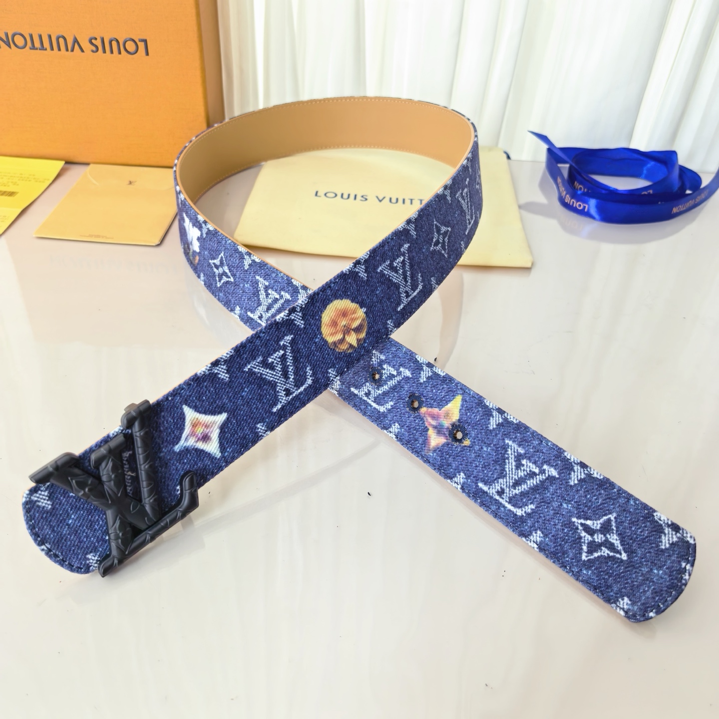 当季新款，正面：牛仔布材质，印有LV经典Monogram老花图案，并点缀彩色花卉印花，复古感拉满- 反面