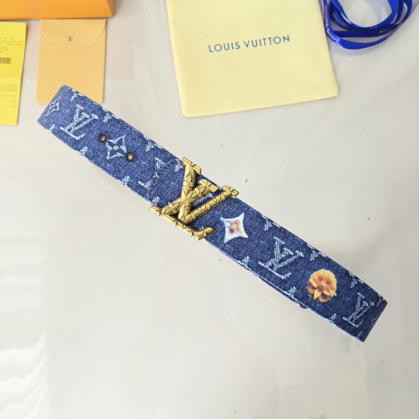 当季新款,正面:牛仔布材质,印有LV经典Monogram老花图案,并点缀彩色花卉印花,复古感拉满- 反面 当季新款,正面:牛仔布材质,印有LV经典Monogram老花图案,并点缀彩色花卉印花,复古感拉满- 反面