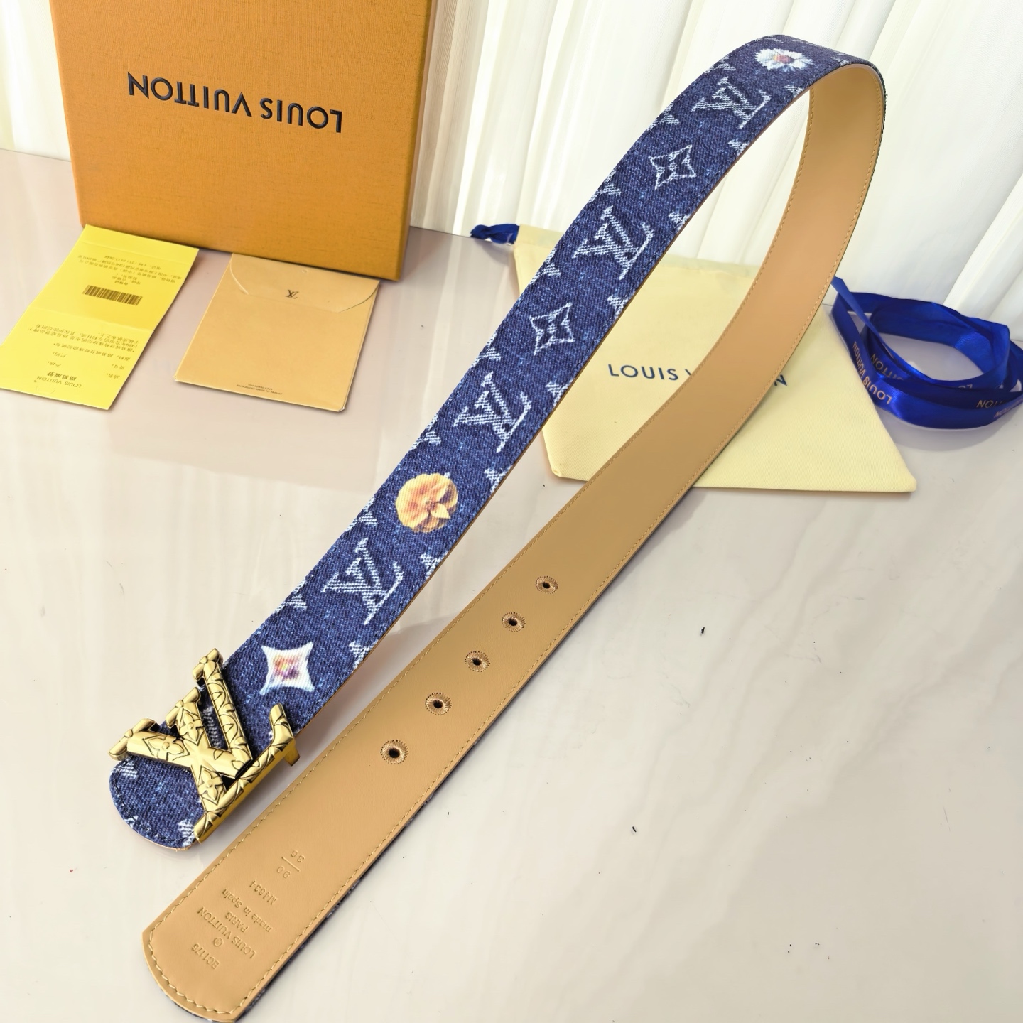 当季新款,正面:牛仔布材质,印有LV经典Monogram老花图案,并点缀彩色花卉印花,复古感拉满- 反面 当季新款,正面:牛仔布材质,印有LV经典Monogram老花图案,并点缀彩色花卉印花,复古感拉满- 反面