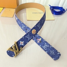 当季新款,正面:牛仔布材质,印有LV经典Monogram老花图案,并点缀彩色花卉印花,复古感拉满- 反面 当季新款,正面:牛仔布材质,印有LV经典Monogram老花图案,并点缀彩色花卉印花,复古感拉满- 反面