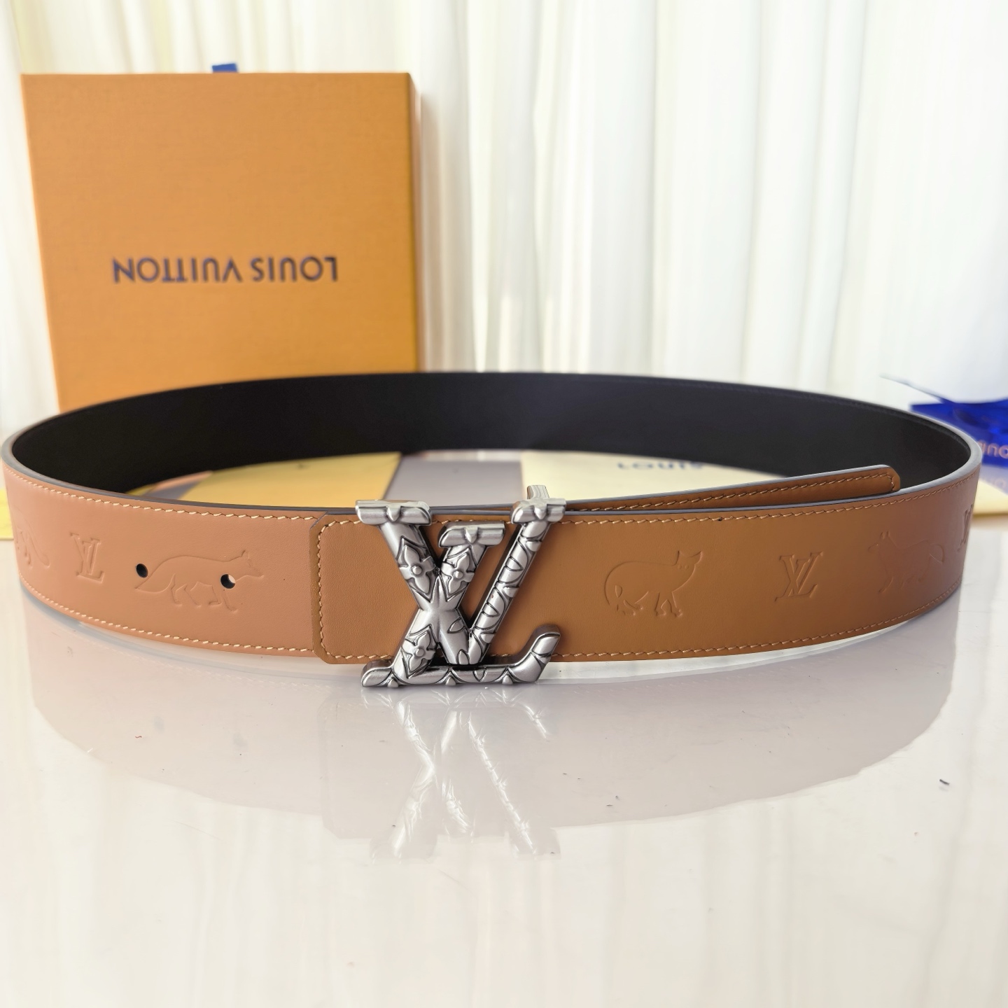 LV ShaPe Raffia 双面腰带采用拉菲草刺绣 Monogram 图案，与 2020 秋冬秀场的