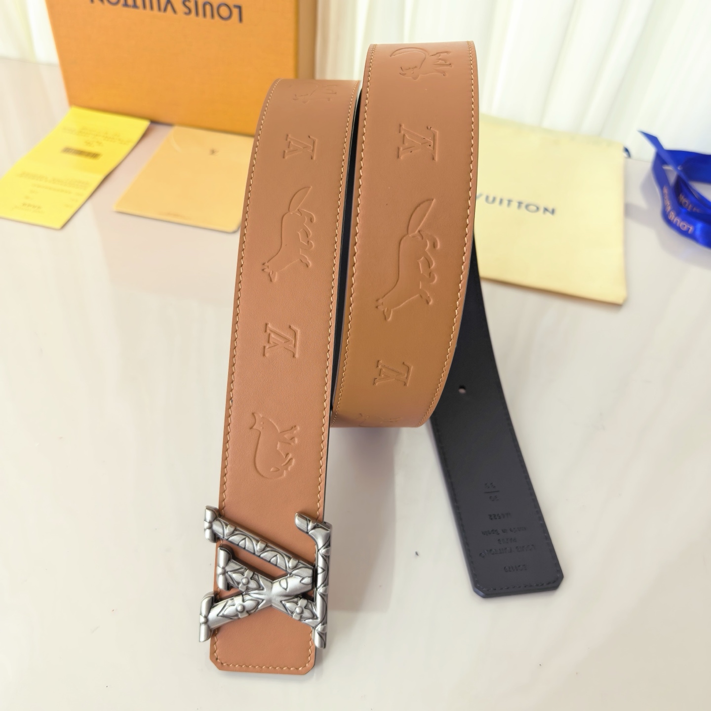 LV ShaPe Raffia 双面腰带采用拉菲草刺绣 Monogram 图案，与 2020 秋冬秀场的