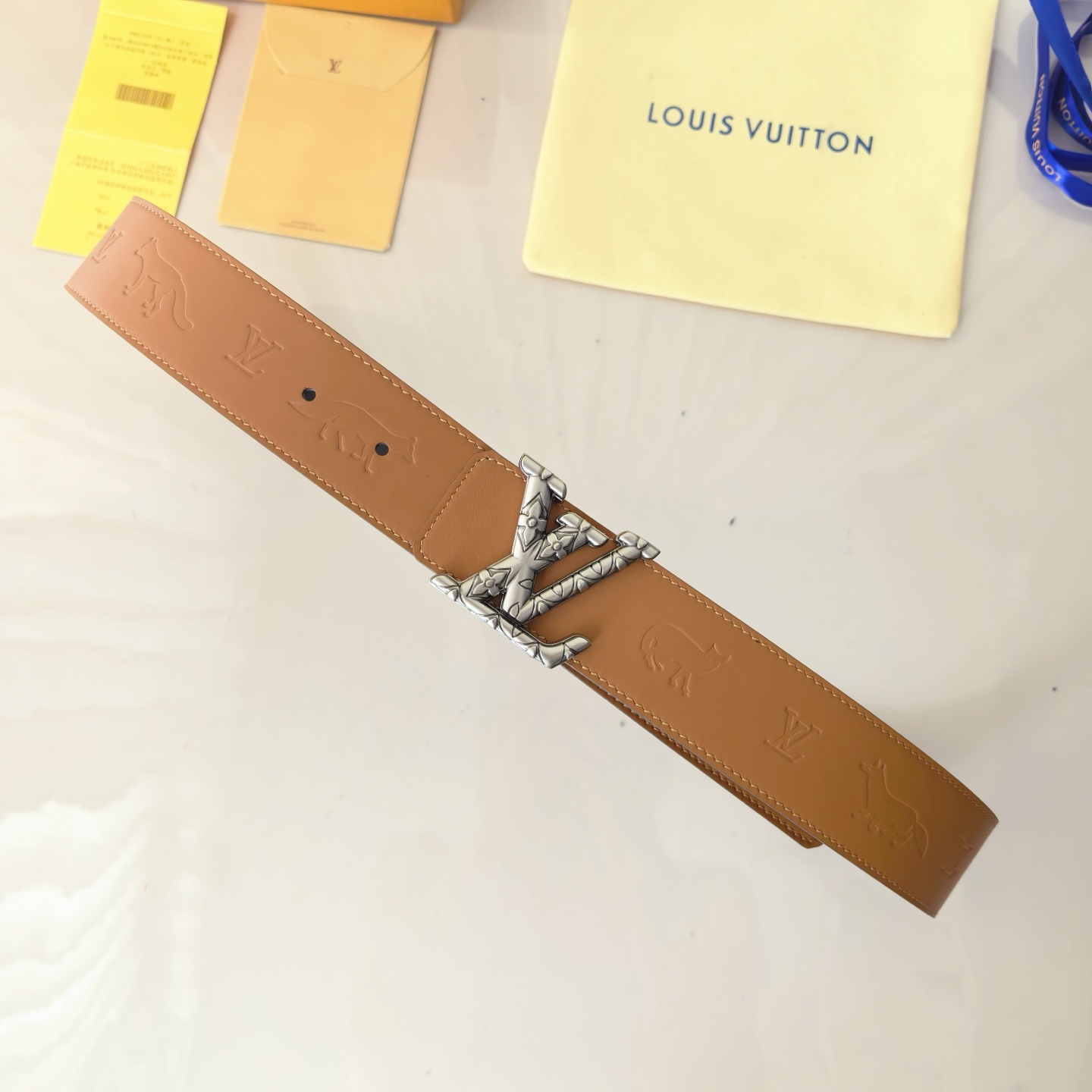 LV ShaPe Raffia 双面腰带采用拉菲草刺绣 Monogram 图案，与 2020 秋冬秀场的