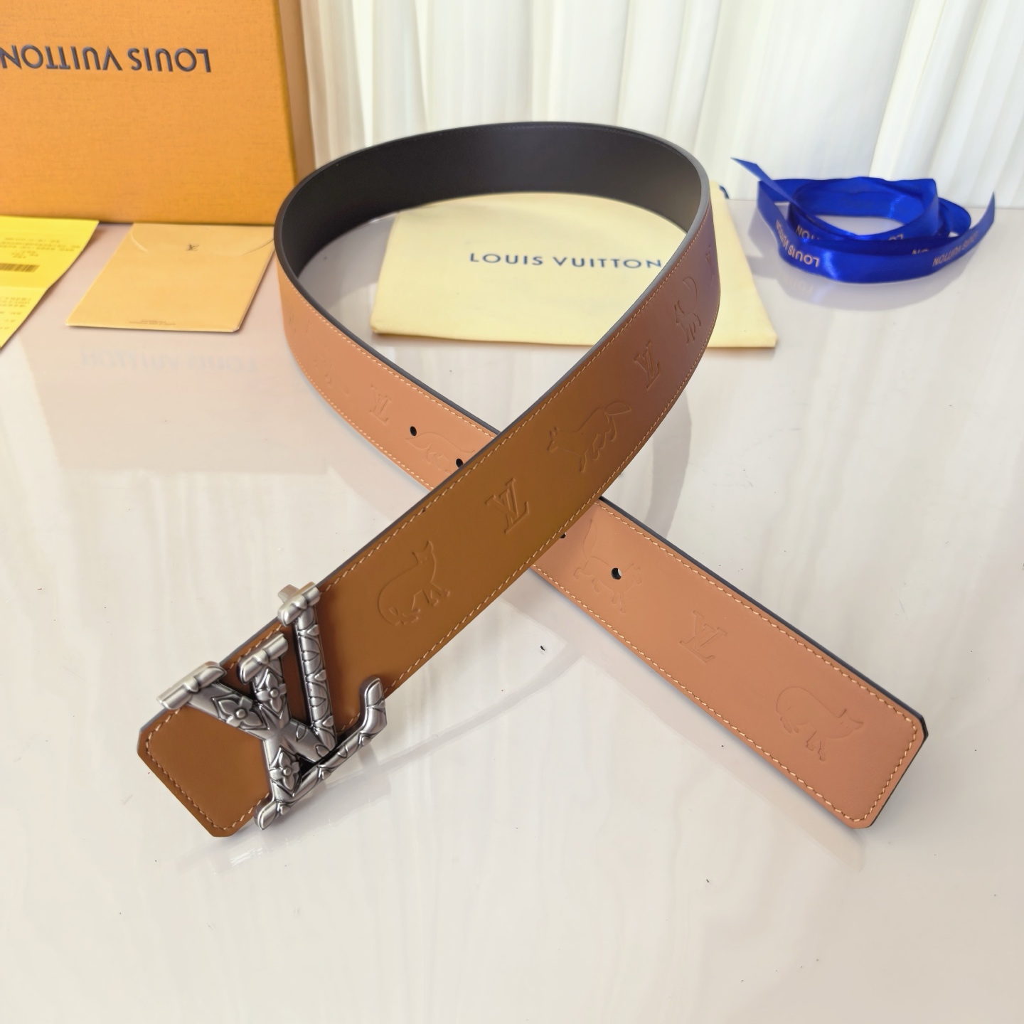 LV ShaPe Raffia 双面腰带采用拉菲草刺绣 Monogram 图案，与 2020 秋冬秀场的