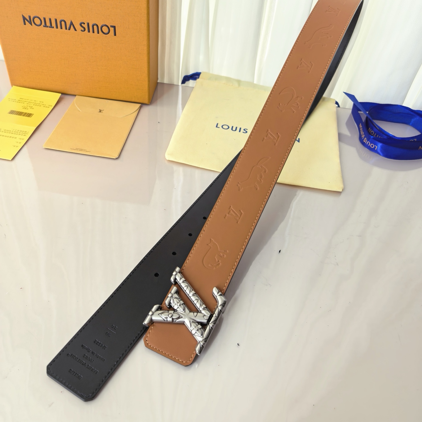 LV ShaPe Raffia 双面腰带采用拉菲草刺绣 Monogram 图案，与 2020 秋冬秀场的