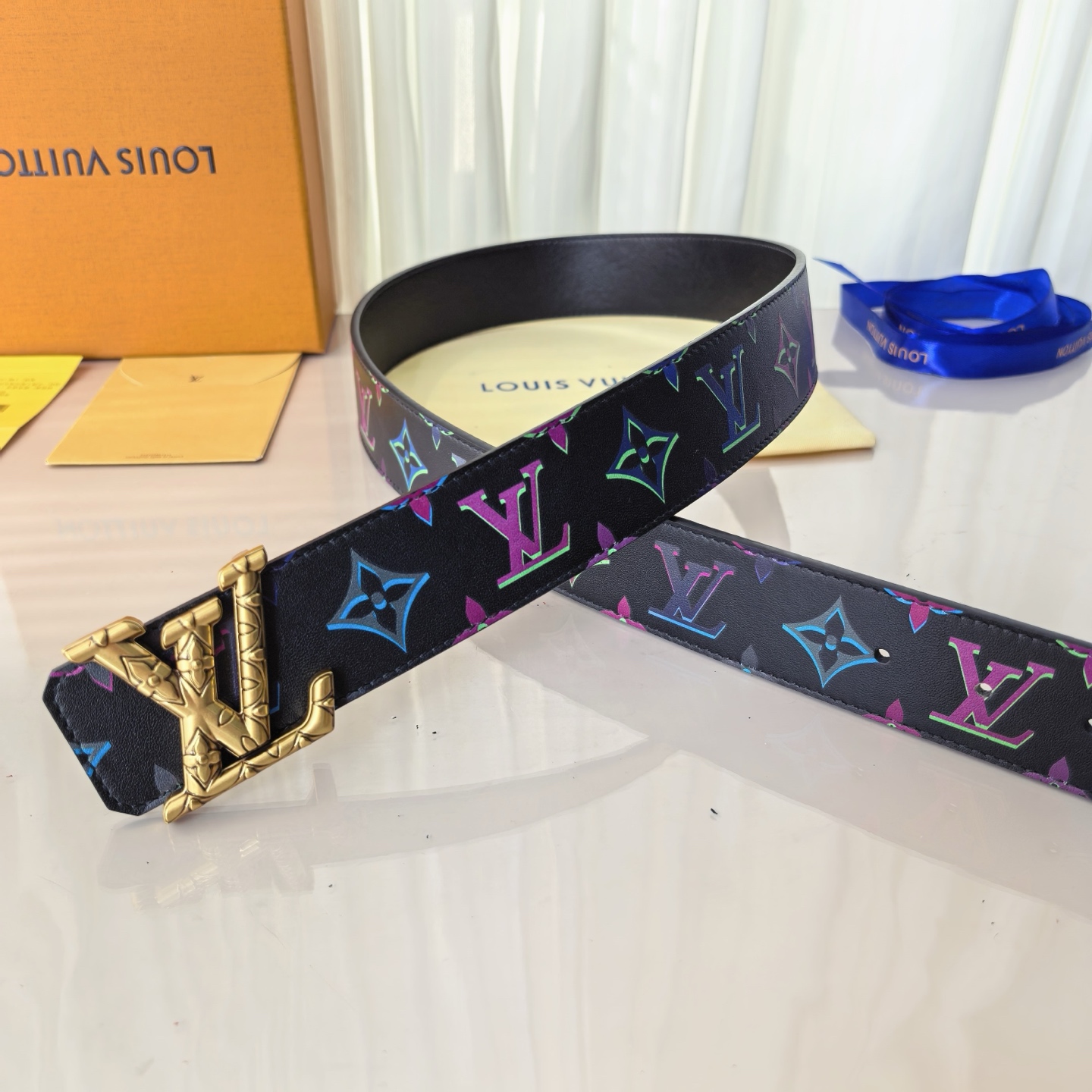 LV ShaPe Raffia 双面腰带采用拉菲草刺绣 Monogram 图案，与 2020 秋冬秀场的
