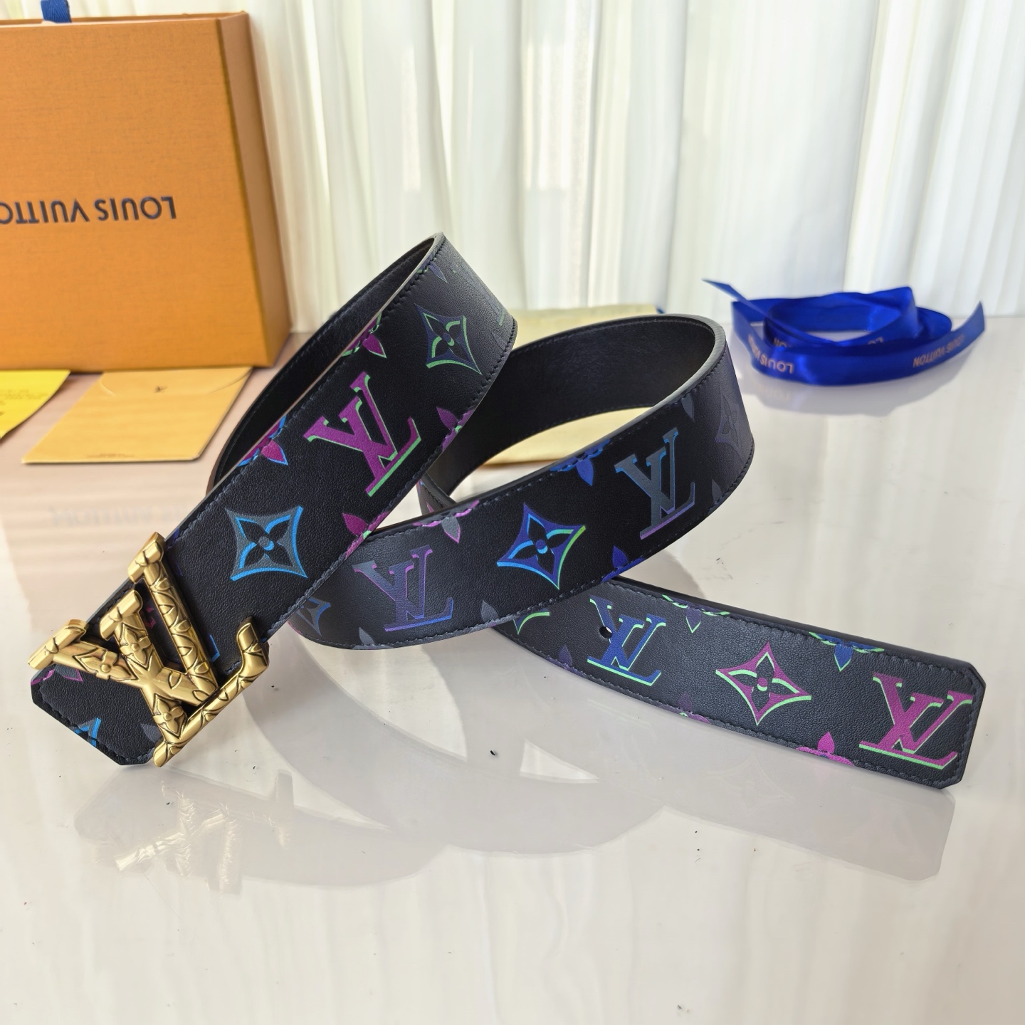 LV ShaPe Raffia 双面腰带采用拉菲草刺绣 Monogram 图案，与 2020 秋冬秀场的