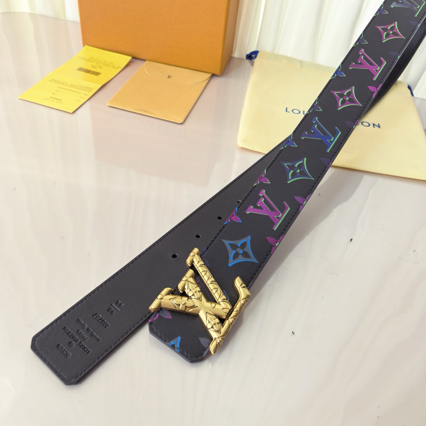 LV ShaPe Raffia 双面腰带采用拉菲草刺绣 Monogram 图案，与 2020 秋冬秀场的