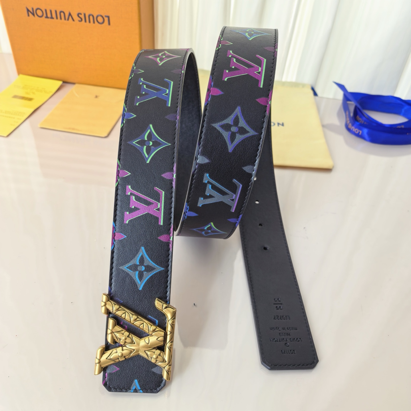 LV ShaPe Raffia 双面腰带采用拉菲草刺绣 Monogram 图案，与 2020 秋冬秀场的