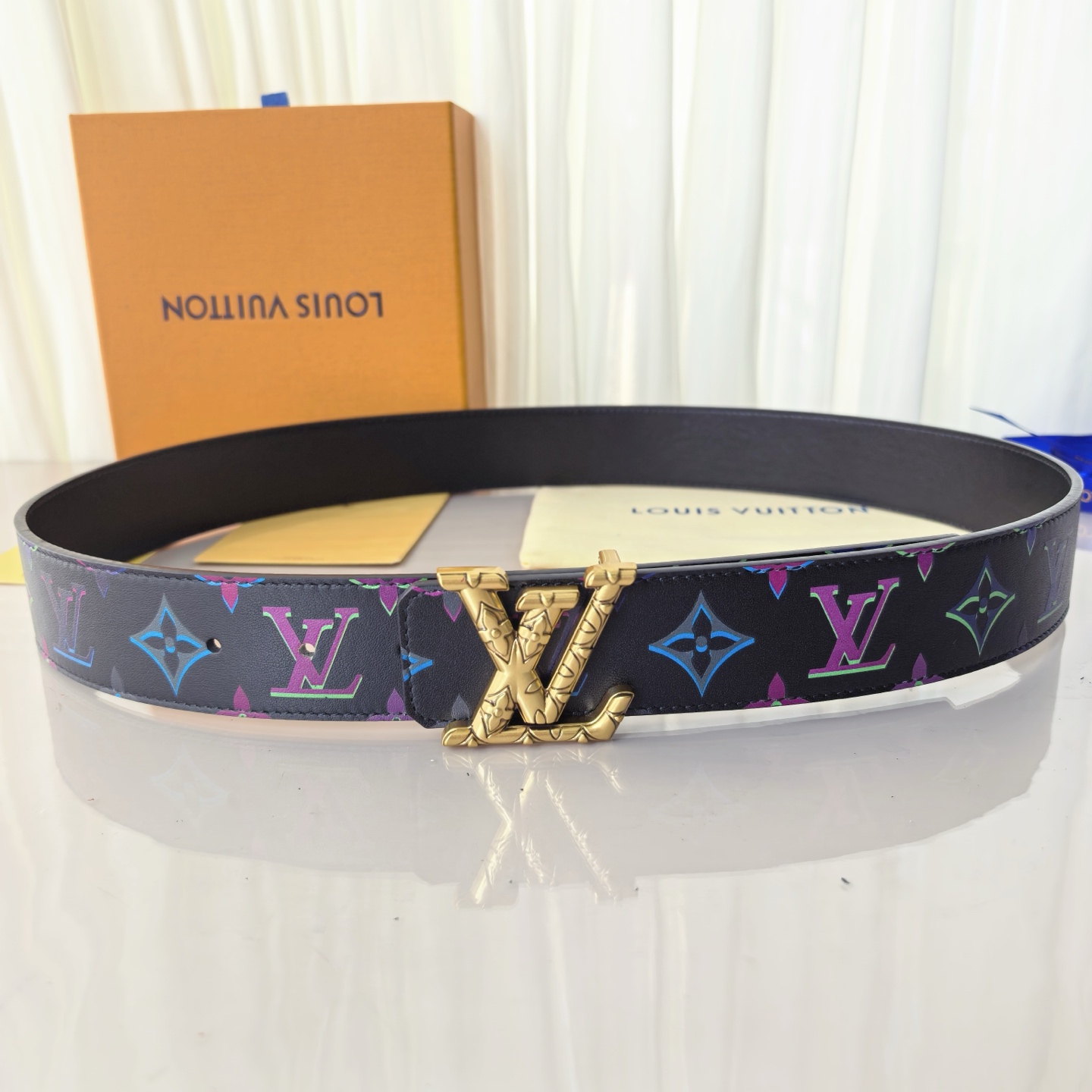 LV ShaPe Raffia 双面腰带采用拉菲草刺绣 Monogram 图案，与 2020 秋冬秀场的