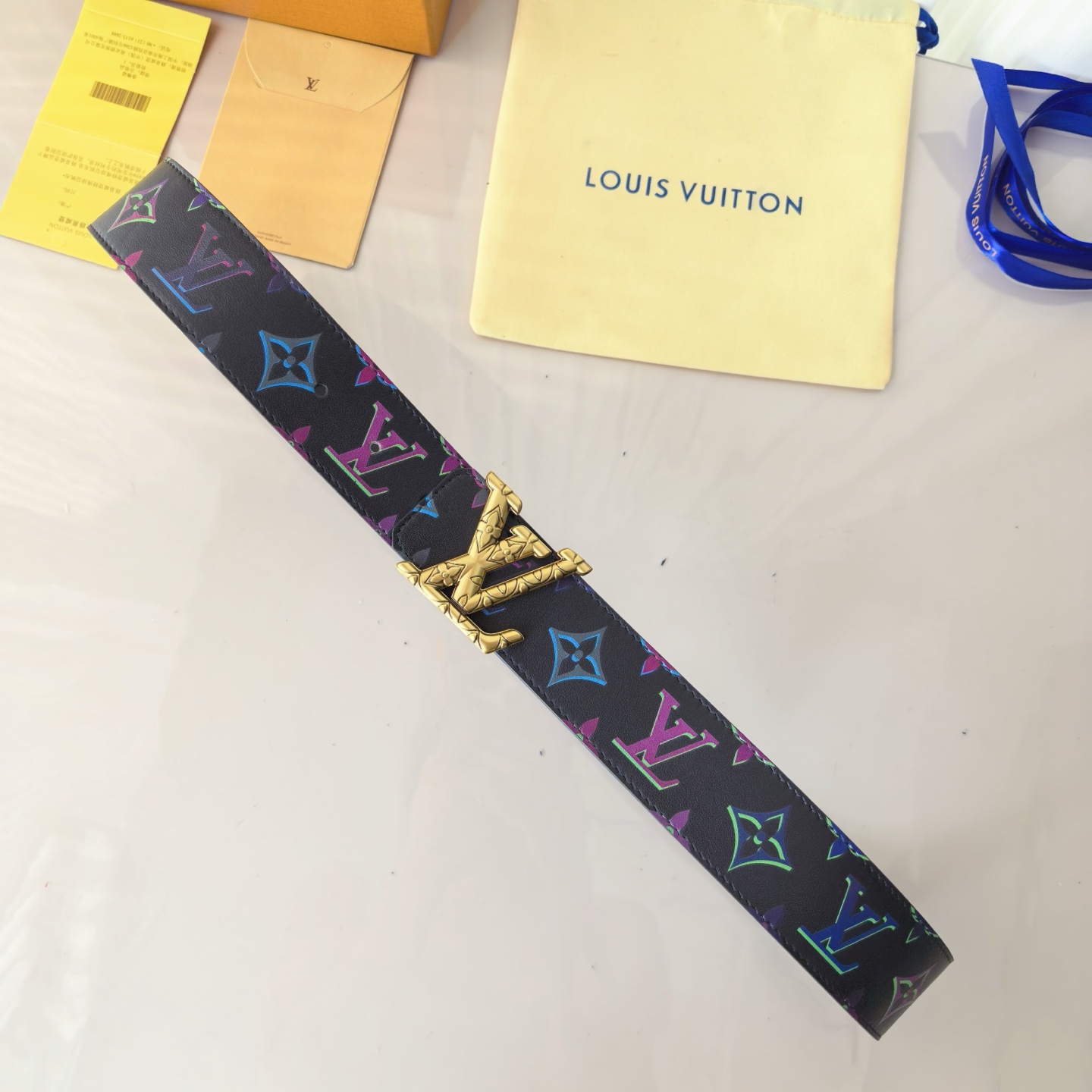 LV ShaPe Raffia 双面腰带采用拉菲草刺绣 Monogram 图案，与 2020 秋冬秀场的