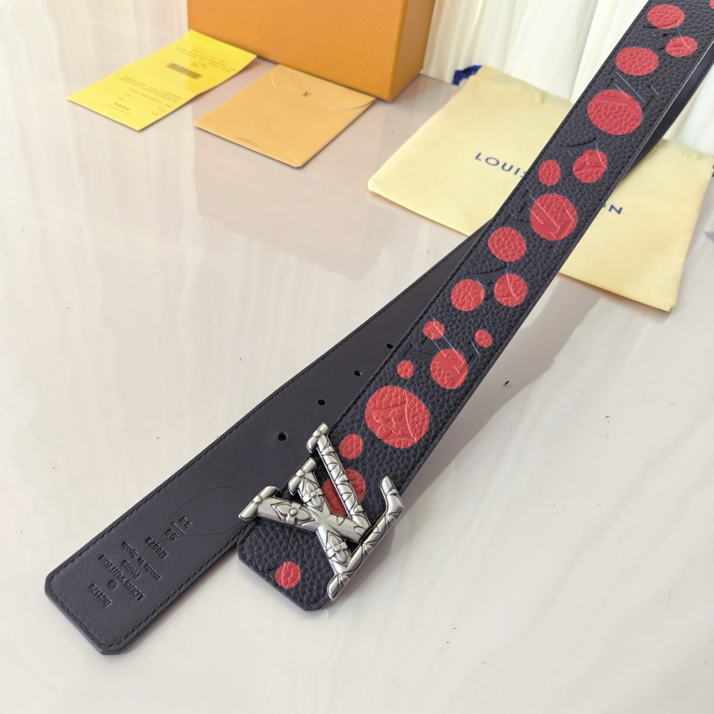 LV ShaPe Raffia 双面腰带采用拉菲草刺绣 Monogram 图案，与 2020 秋冬秀场的