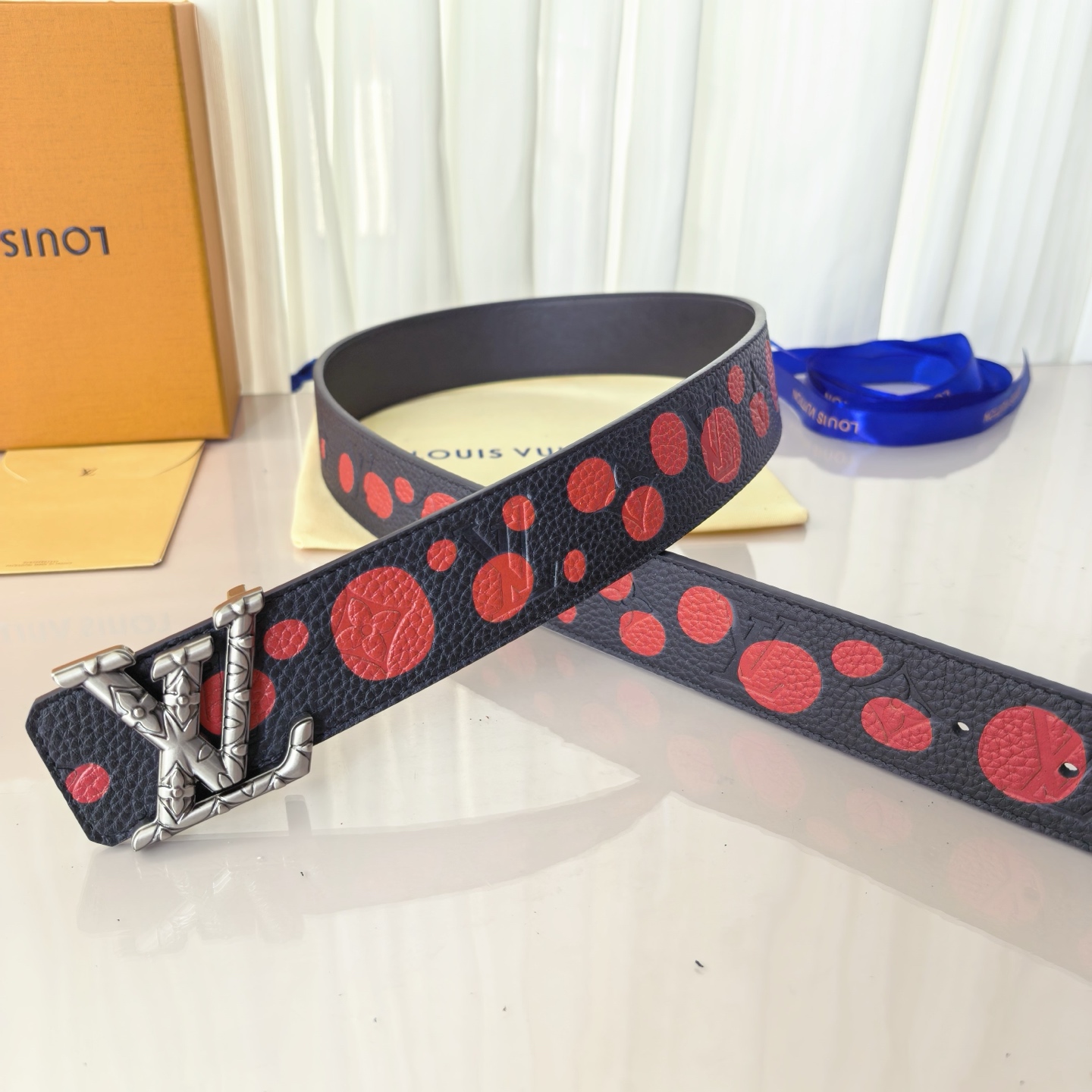 LV ShaPe Raffia 双面腰带采用拉菲草刺绣 Monogram 图案，与 2020 秋冬秀场的