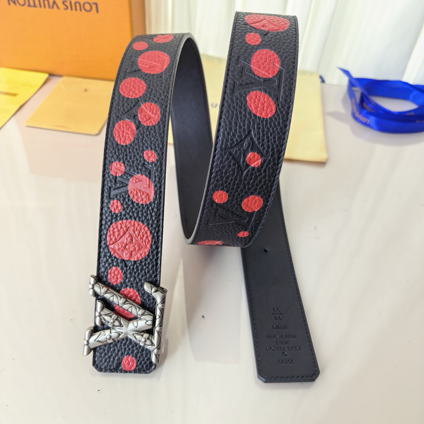 LV ShaPe Raffia 双面腰带采用拉菲草刺绣 Monogram 图案，与 2020 秋冬秀场的