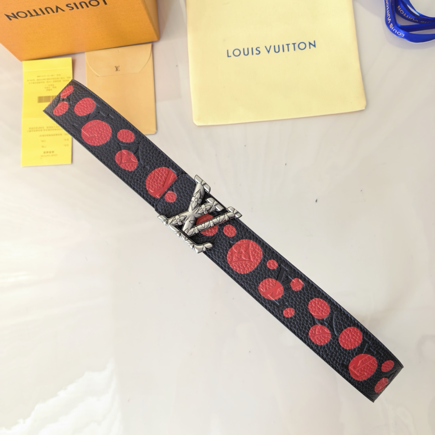 LV ShaPe Raffia 双面腰带采用拉菲草刺绣 Monogram 图案，与 2020 秋冬秀场的