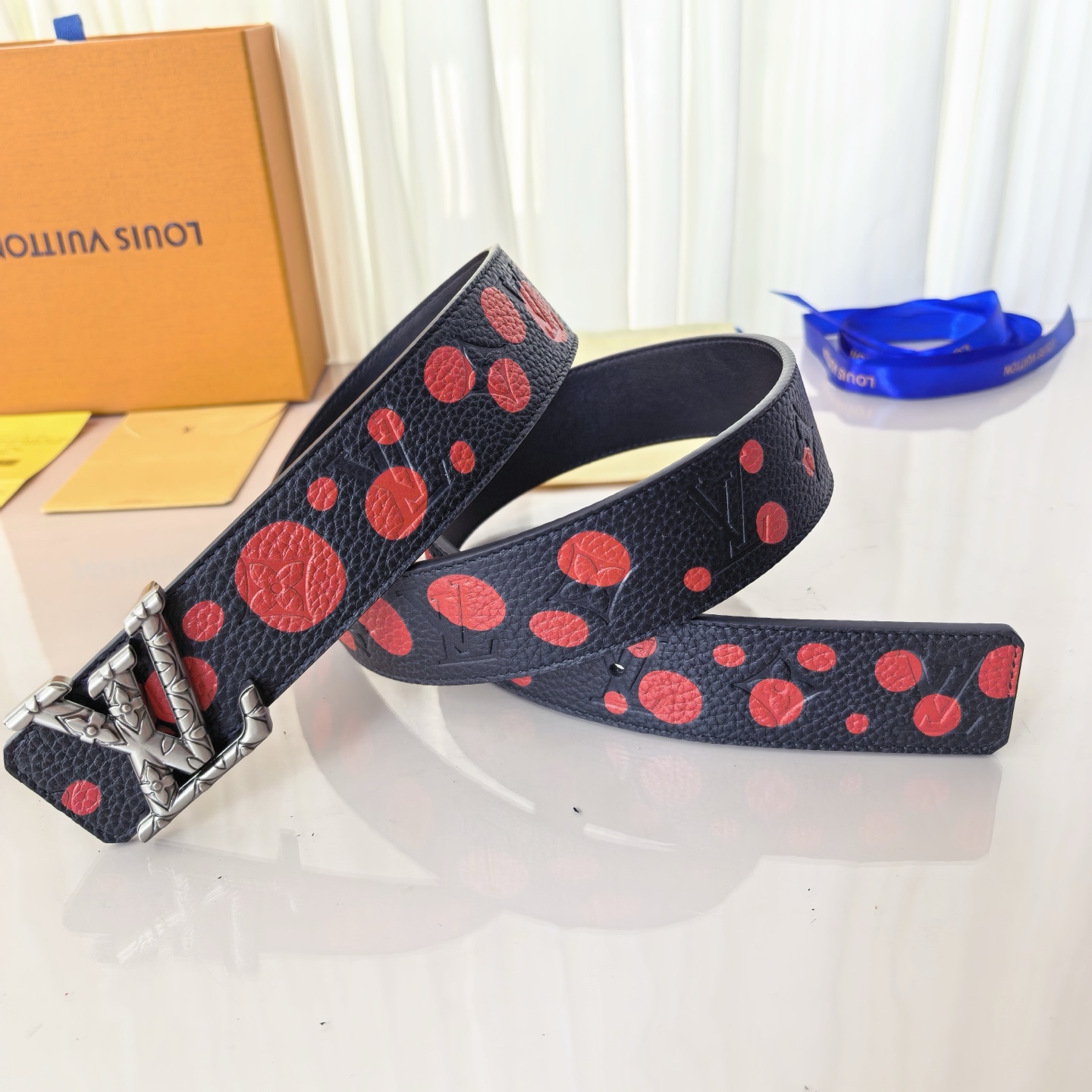 LV ShaPe Raffia 双面腰带采用拉菲草刺绣 Monogram 图案，与 2020 秋冬秀场的