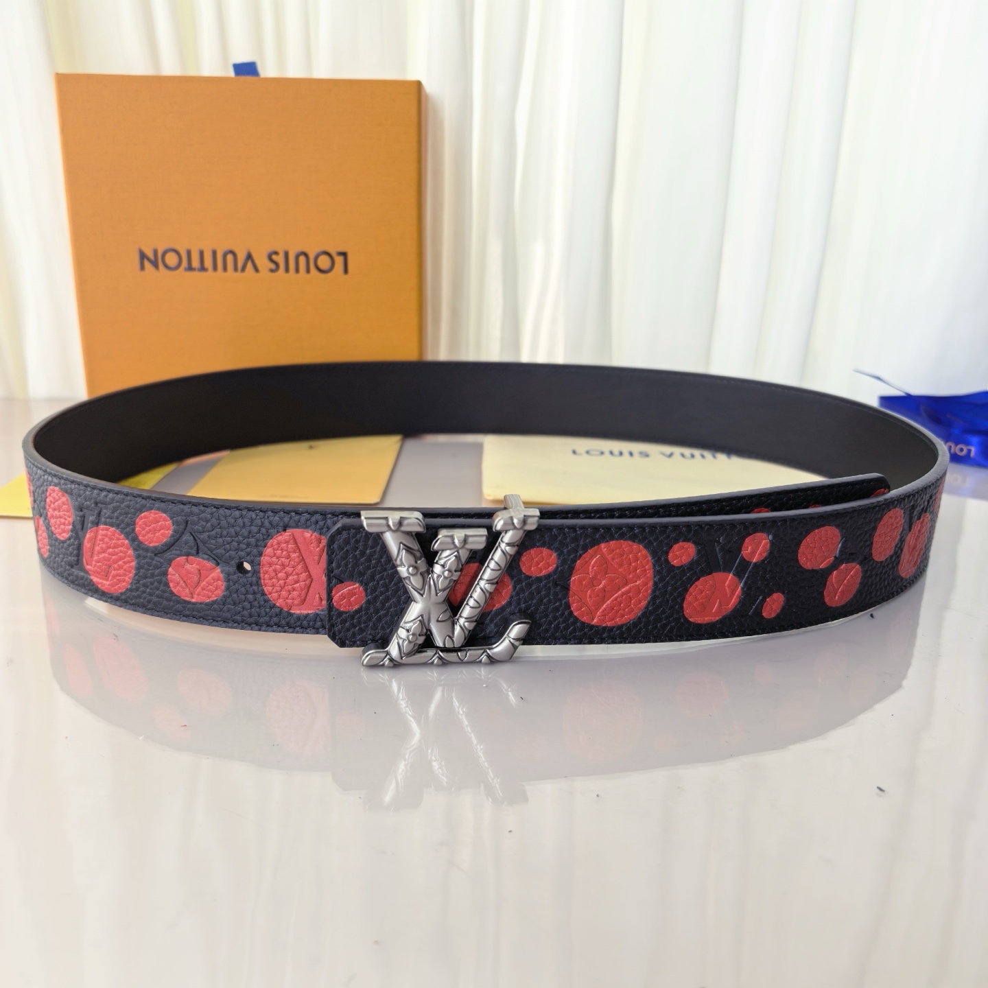 LV ShaPe Raffia 双面腰带采用拉菲草刺绣 Monogram 图案，与 2020 秋冬秀场的