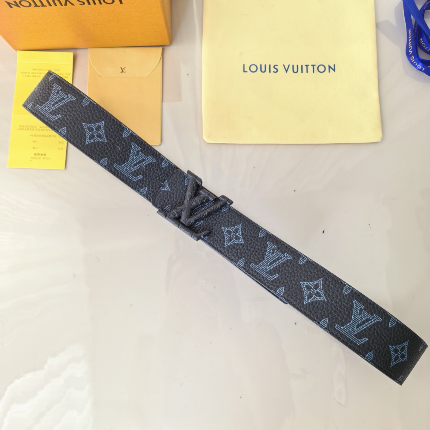 LV ShaPe Raffia 双面腰带采用拉菲草刺绣 Monogram 图案，与 2020 秋冬秀场的