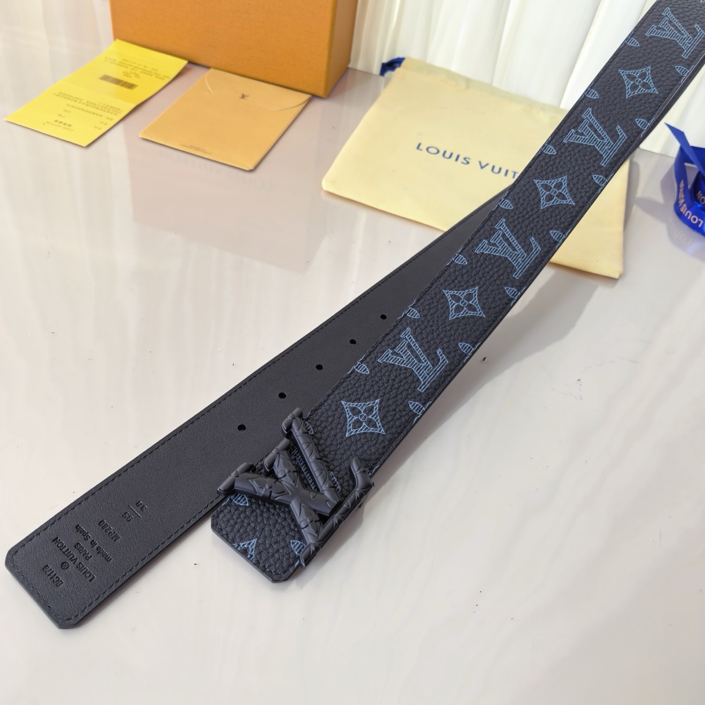 LV ShaPe Raffia 双面腰带采用拉菲草刺绣 Monogram 图案，与 2020 秋冬秀场的