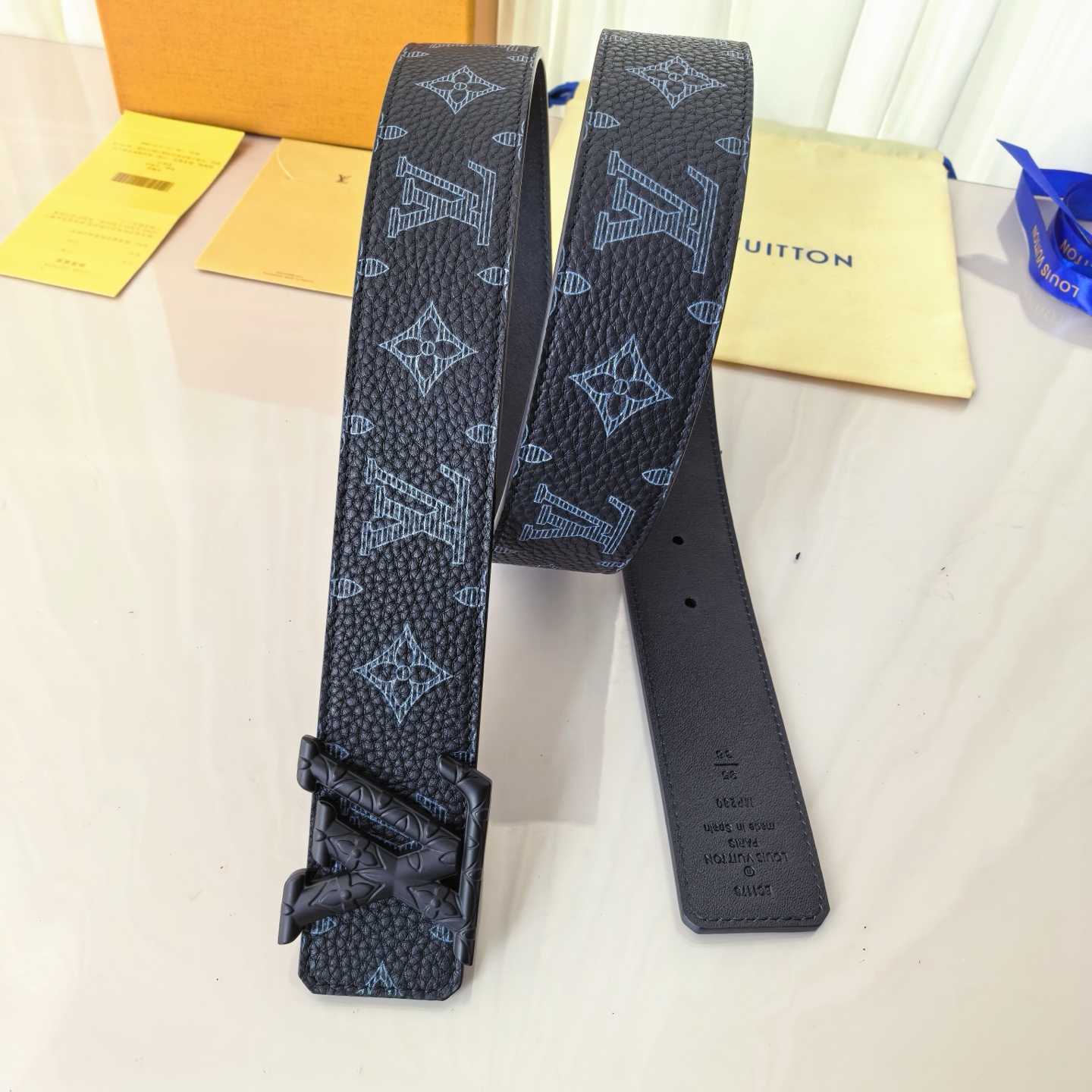 LV ShaPe Raffia 双面腰带采用拉菲草刺绣 Monogram 图案，与 2020 秋冬秀场的