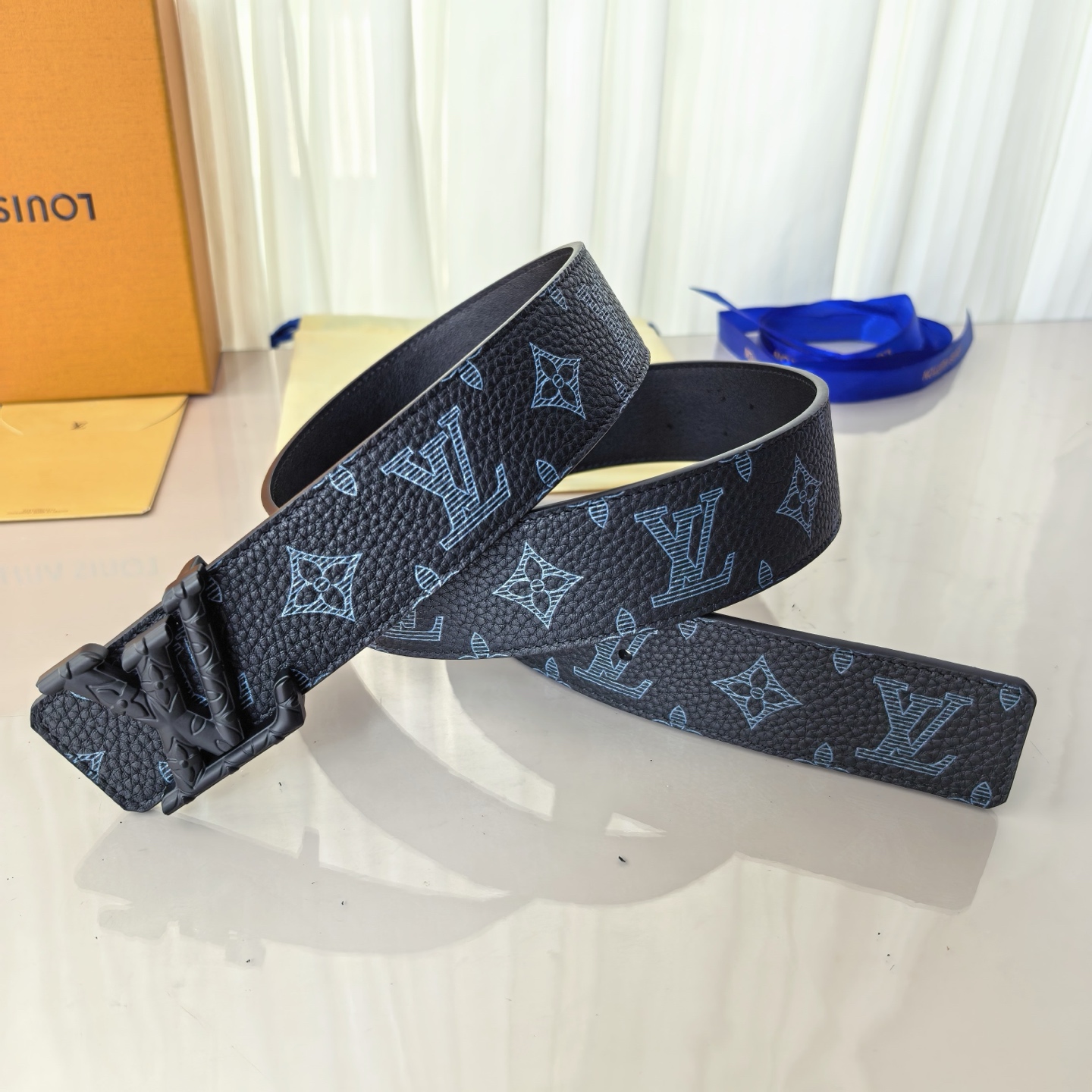 LV ShaPe Raffia 双面腰带采用拉菲草刺绣 Monogram 图案，与 2020 秋冬秀场的