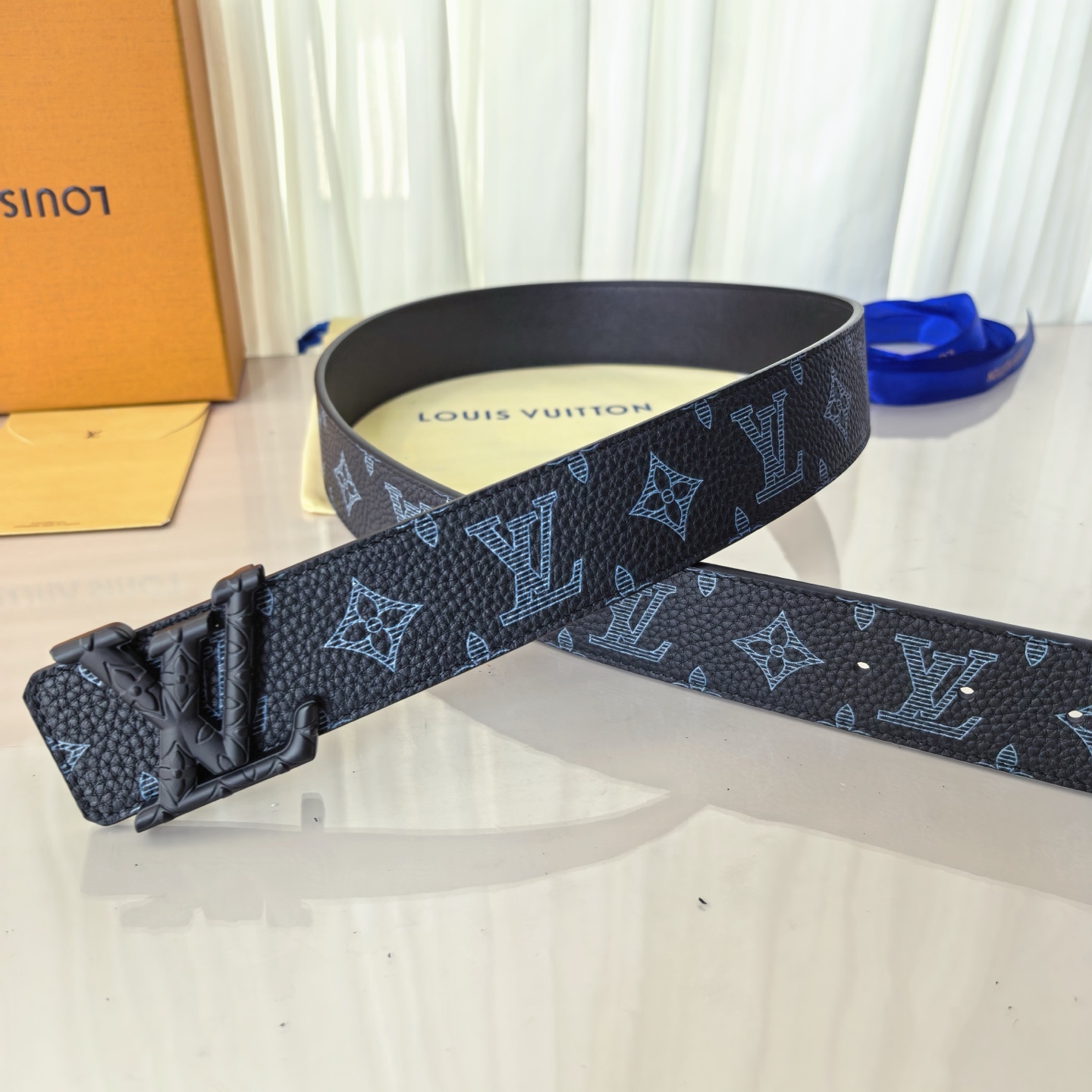 LV ShaPe Raffia 双面腰带采用拉菲草刺绣 Monogram 图案，与 2020 秋冬秀场的