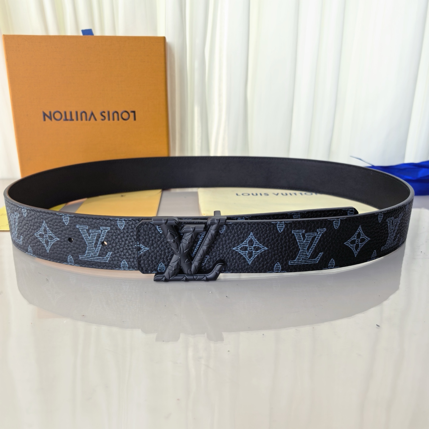 LV ShaPe Raffia 双面腰带采用拉菲草刺绣 Monogram 图案，与 2020 秋冬秀场的