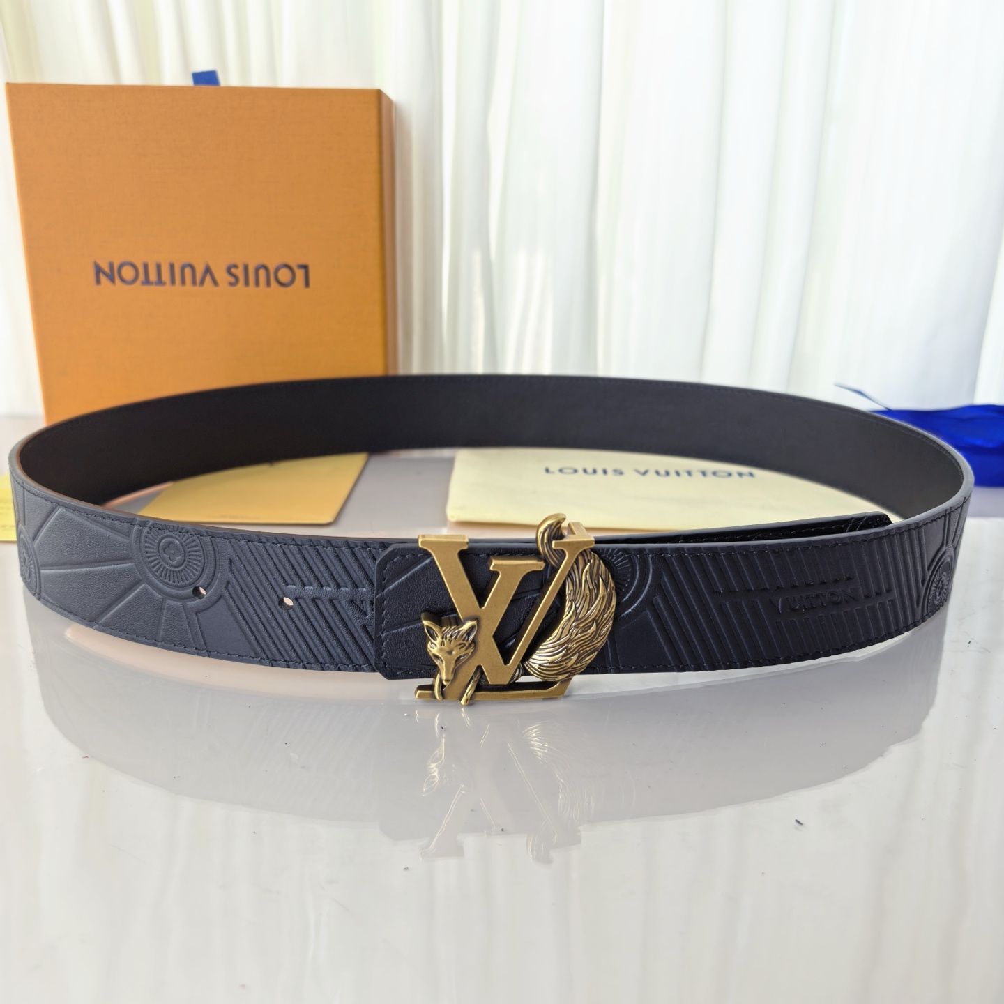 LV ShaPe Raffia 双面腰带采用拉菲草刺绣 Monogram 图案，与 2020 秋冬秀场的