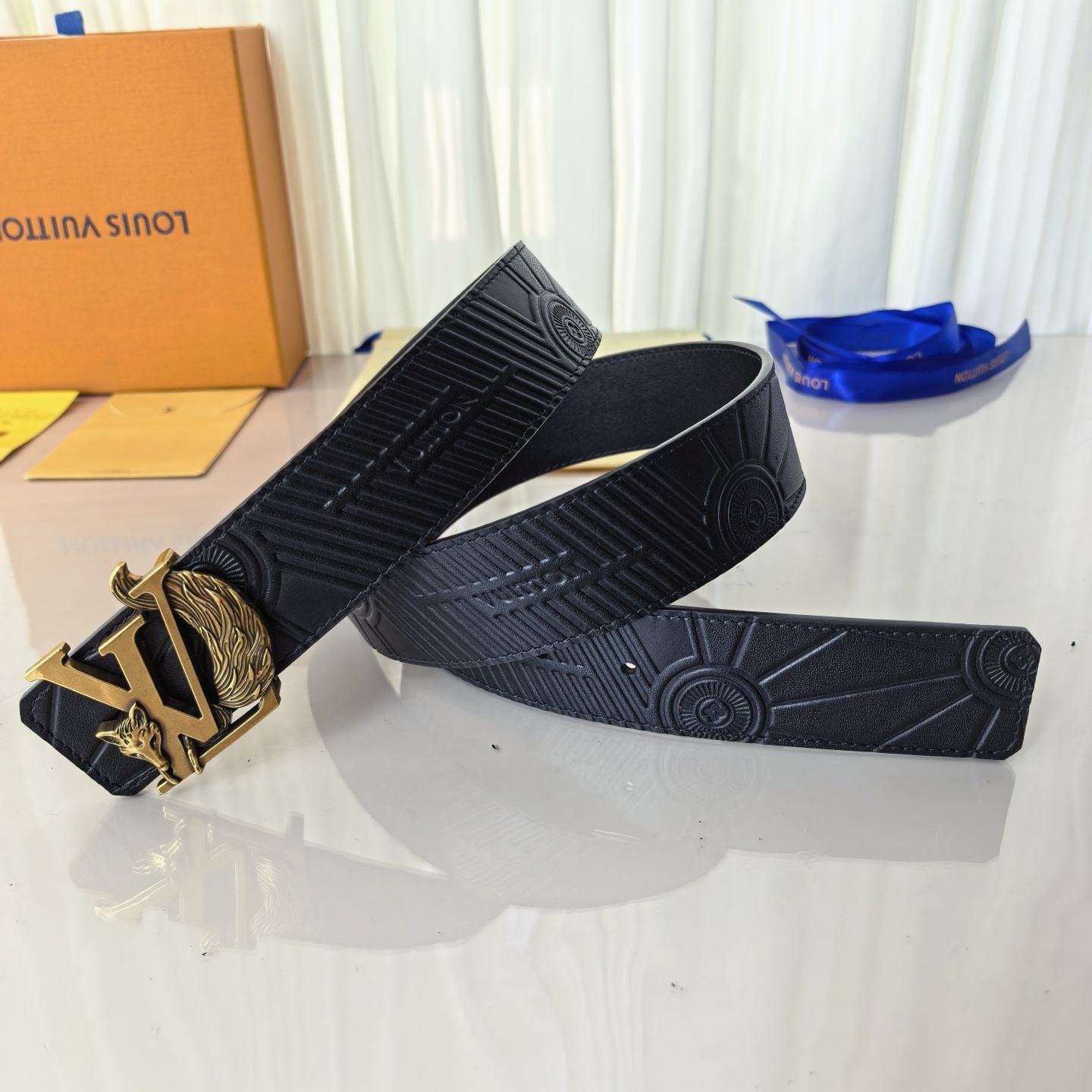 LV ShaPe Raffia 双面腰带采用拉菲草刺绣 Monogram 图案，与 2020 秋冬秀场的